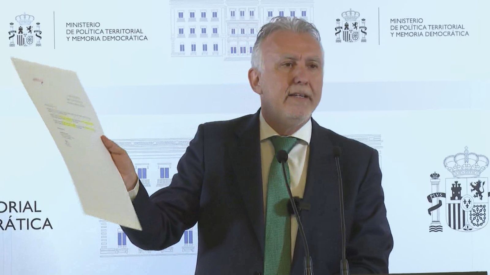 El ministro Torres presenta certificados de una compañía aérea para desmentir las últimas acusaciones de Aldama
