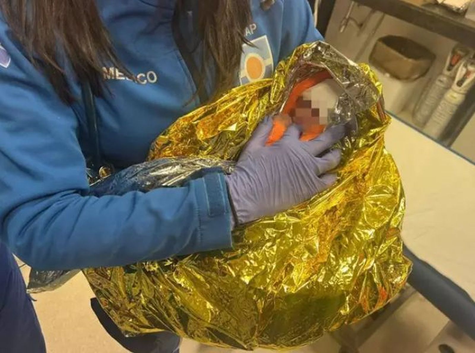 Un bebé encontrado en un contenedor