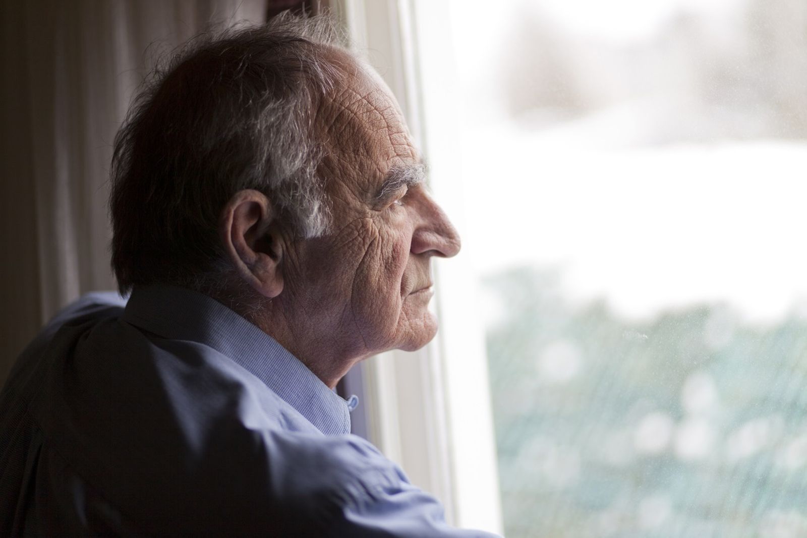 Una persona mira a través de una ventana