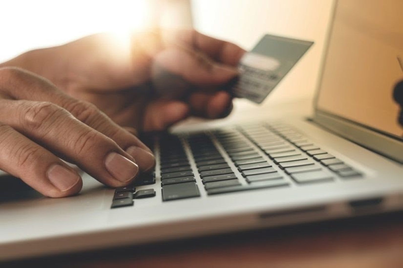 Persona comprando por internet