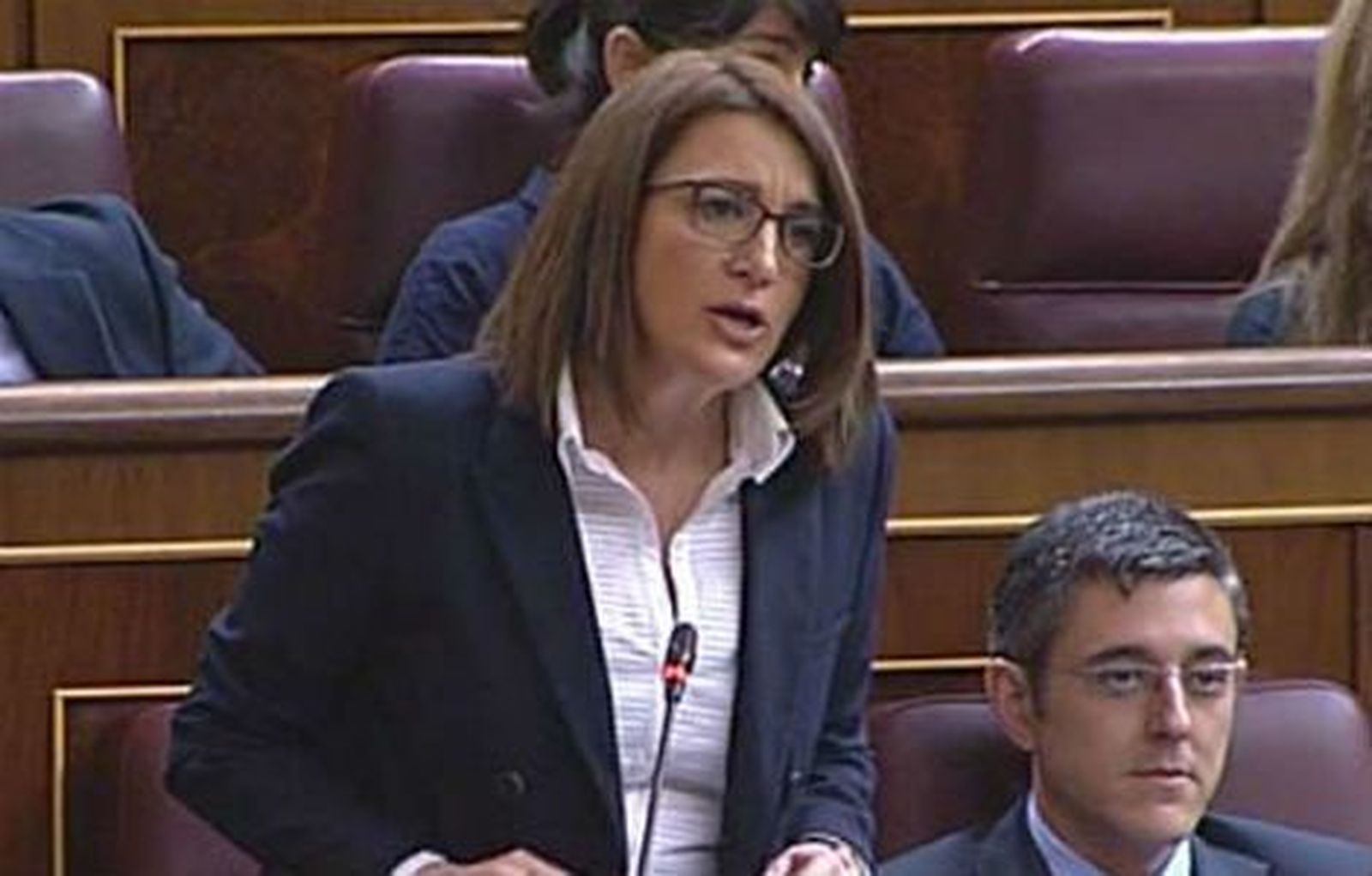 El PSOE pide a Sáenz de Santamaría en el Congreso que cese a Wert por sus ausencias