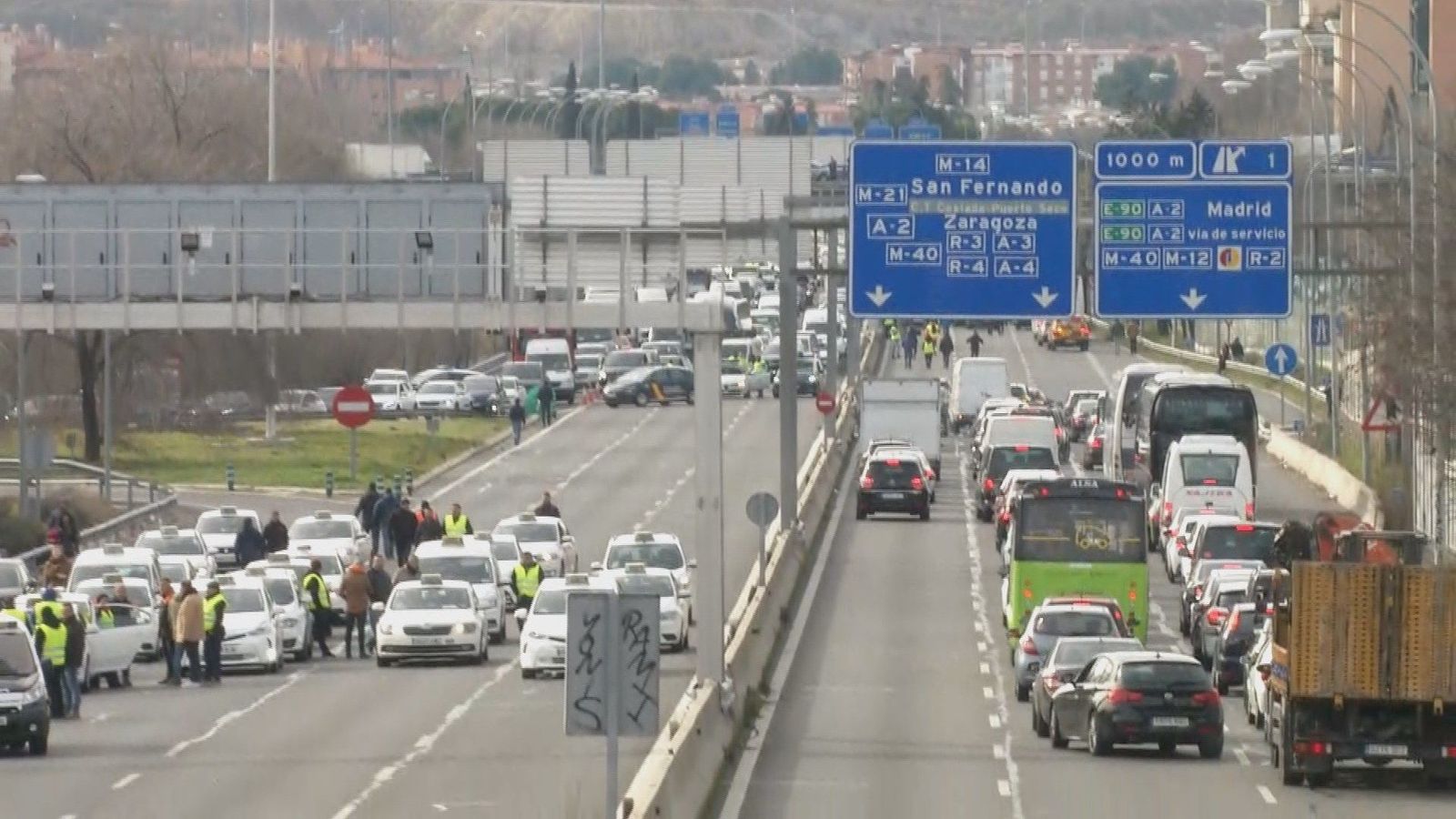 Pasajeros acceden a pie a Barajas, tras cortar los taxistas las vías de acceso