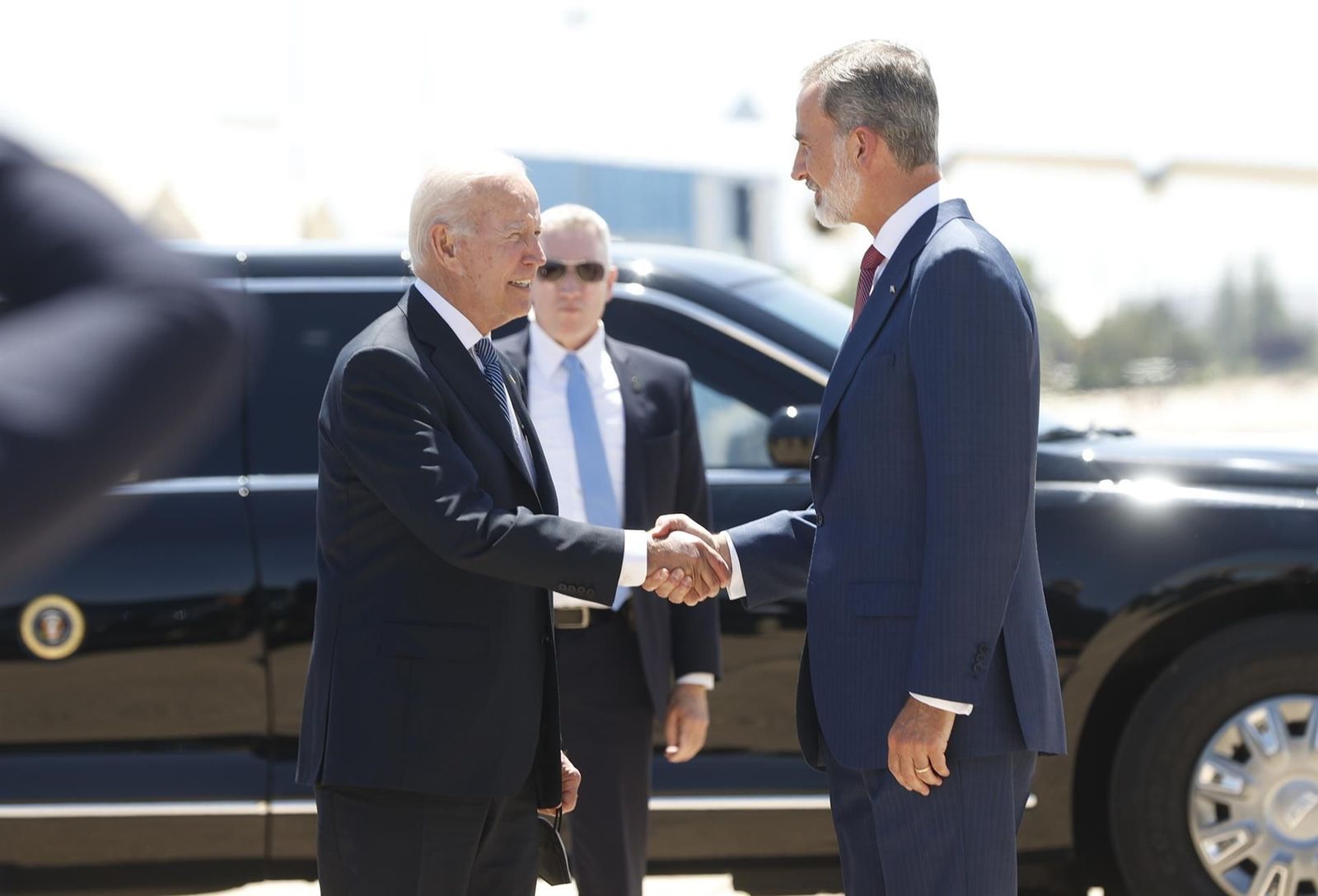 Felipe VI recibe a Joe Biden a su llegada a Madrid por la Cumbre de la OTAN