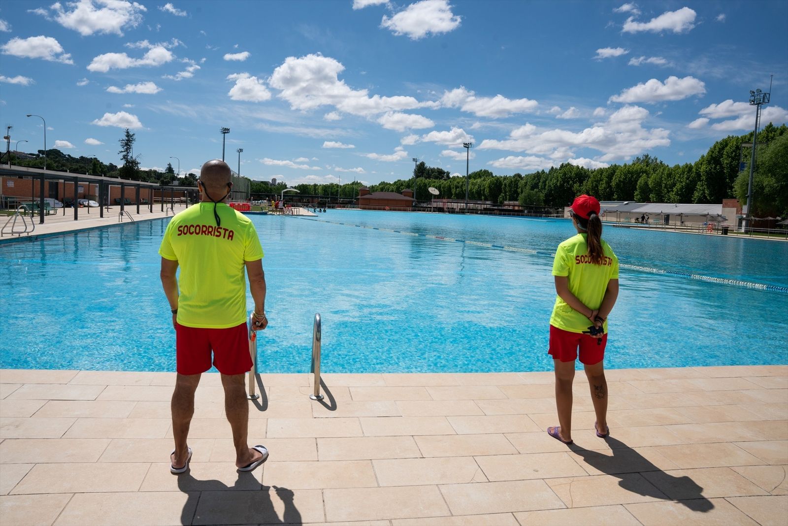 Imagen de archivo de socorristas en una piscina