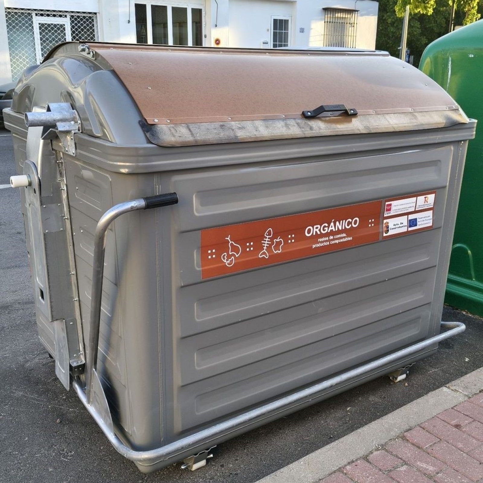 Contenedor marrón para residuos orgánicos instalado en una calle de Casarrubuelos