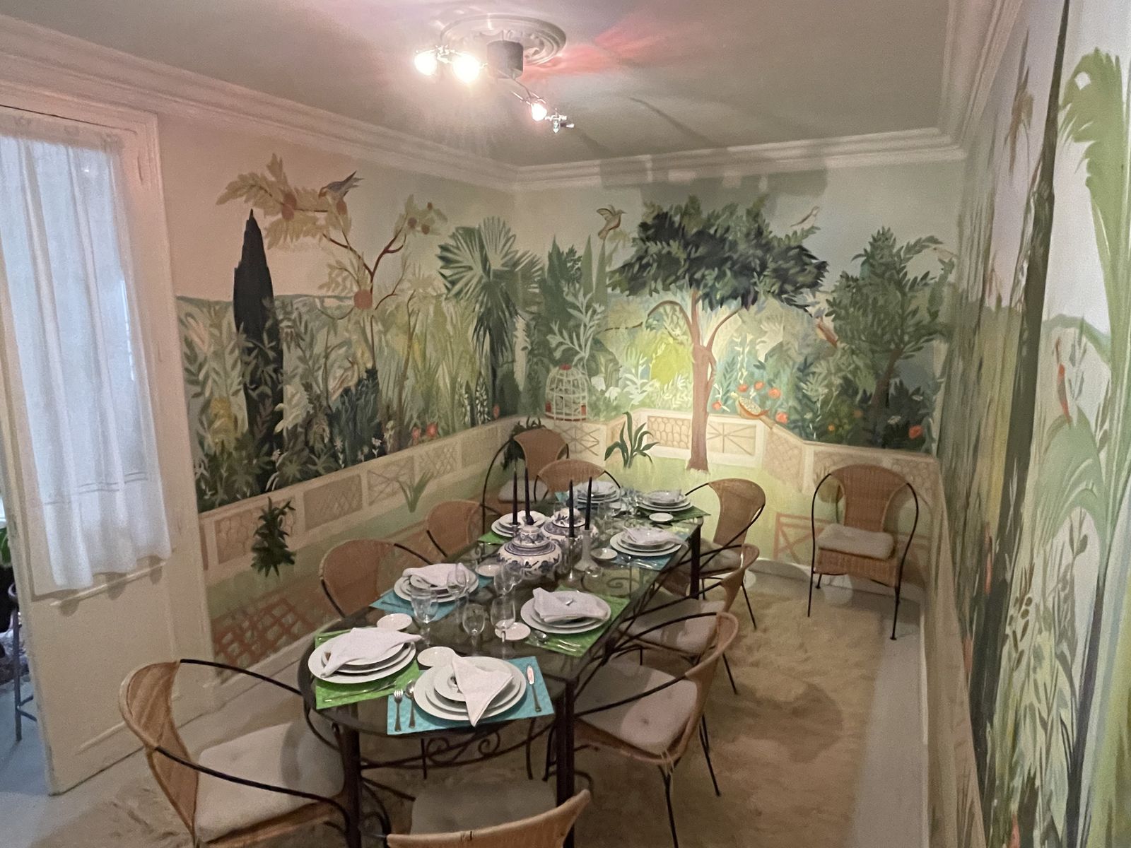 Tiene pinturas... ¡hasta en la pared del comedir! Este fresco también lo pintó él, aunque es una copia, nos dice, de uno que vio en Roma.