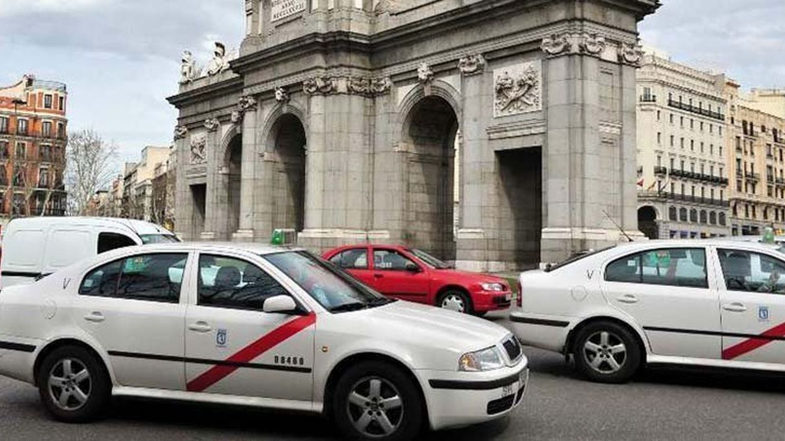 Taxis pasando frente a la Puerta de Alcalá