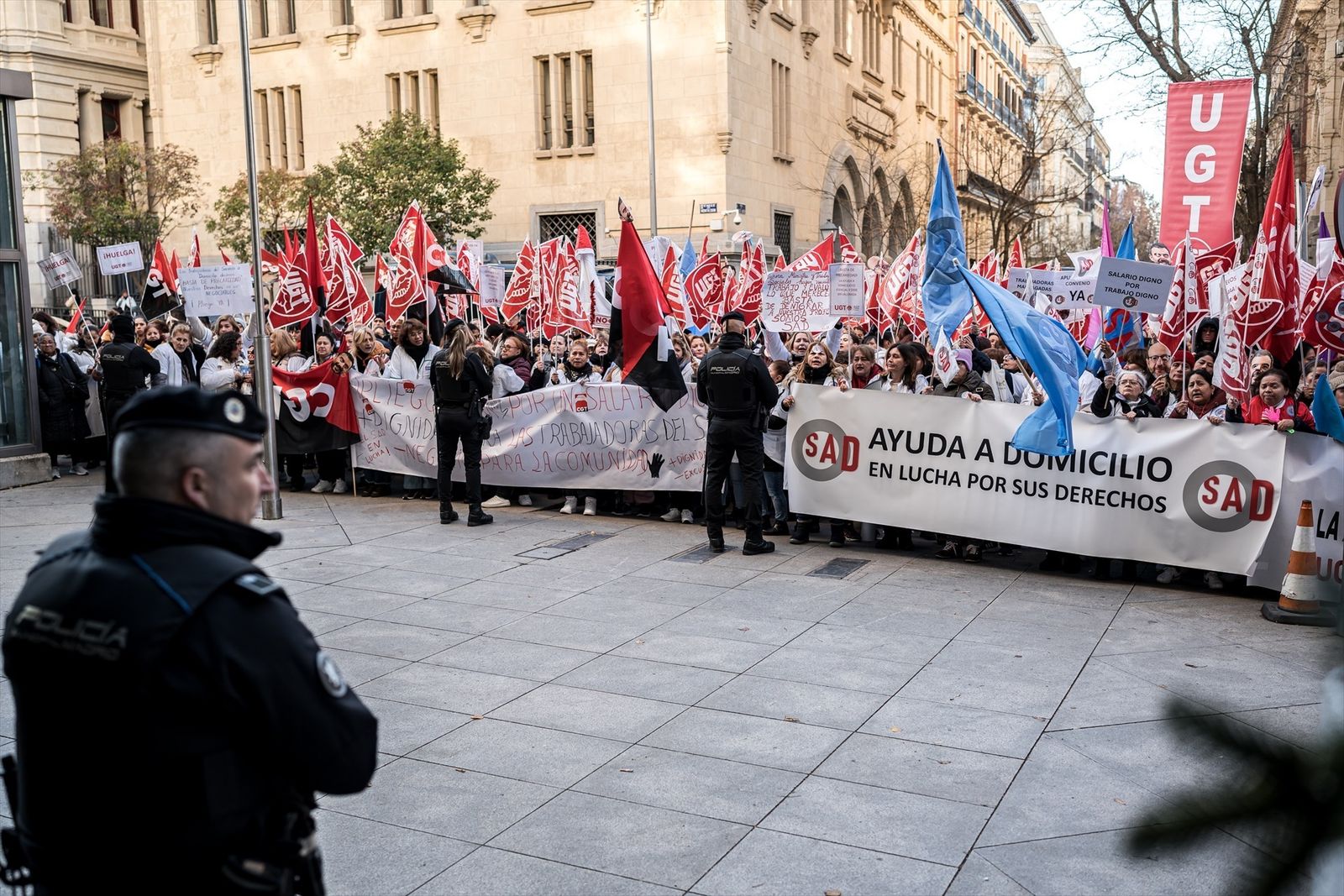 Concentración frente al Ayuntamiento de Madrid de trabajadoras del servicio de atención a domicilio