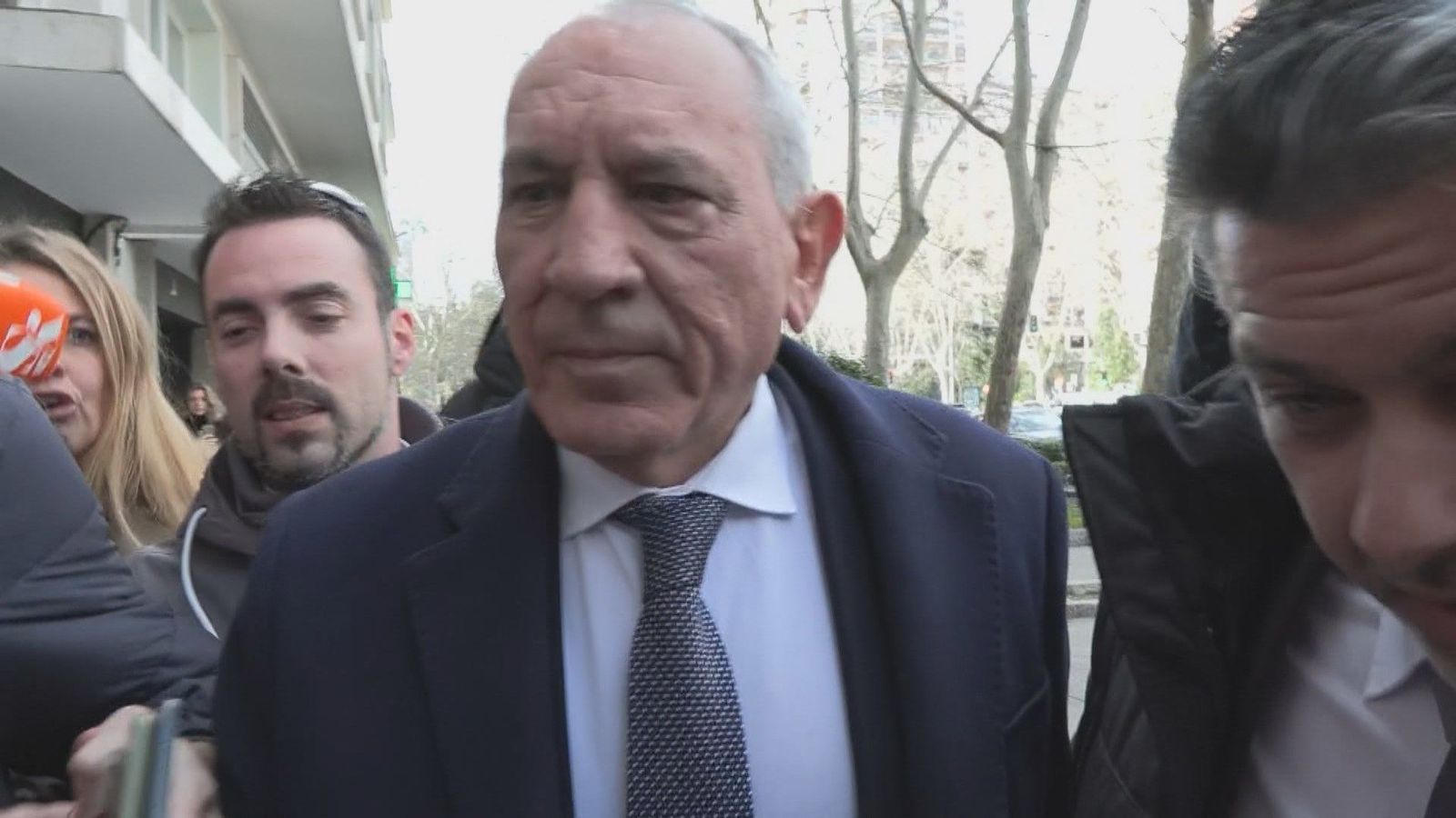 El ex DAO jubilado con todos los honores, mientras la agredida sigue de baja tras ser destinada en el mismo edificio que su agresor