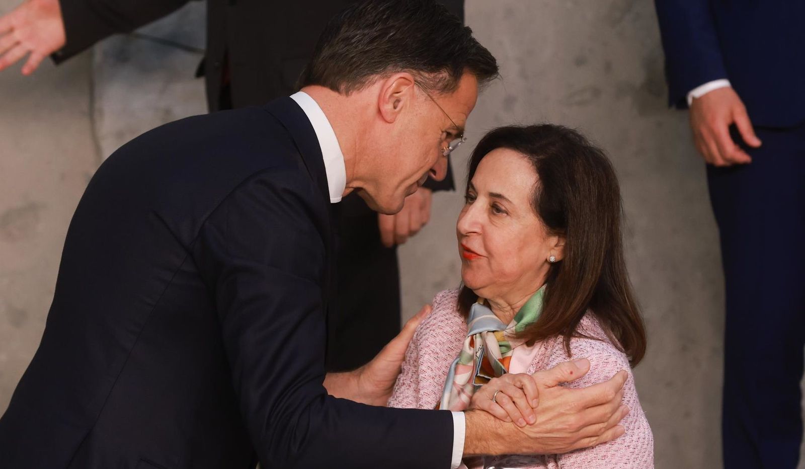 El secretario general de la OTAN, Mark Rutte, recibe a la ministra de Defensa, Margarita Robles, en la reunión de Bruselas