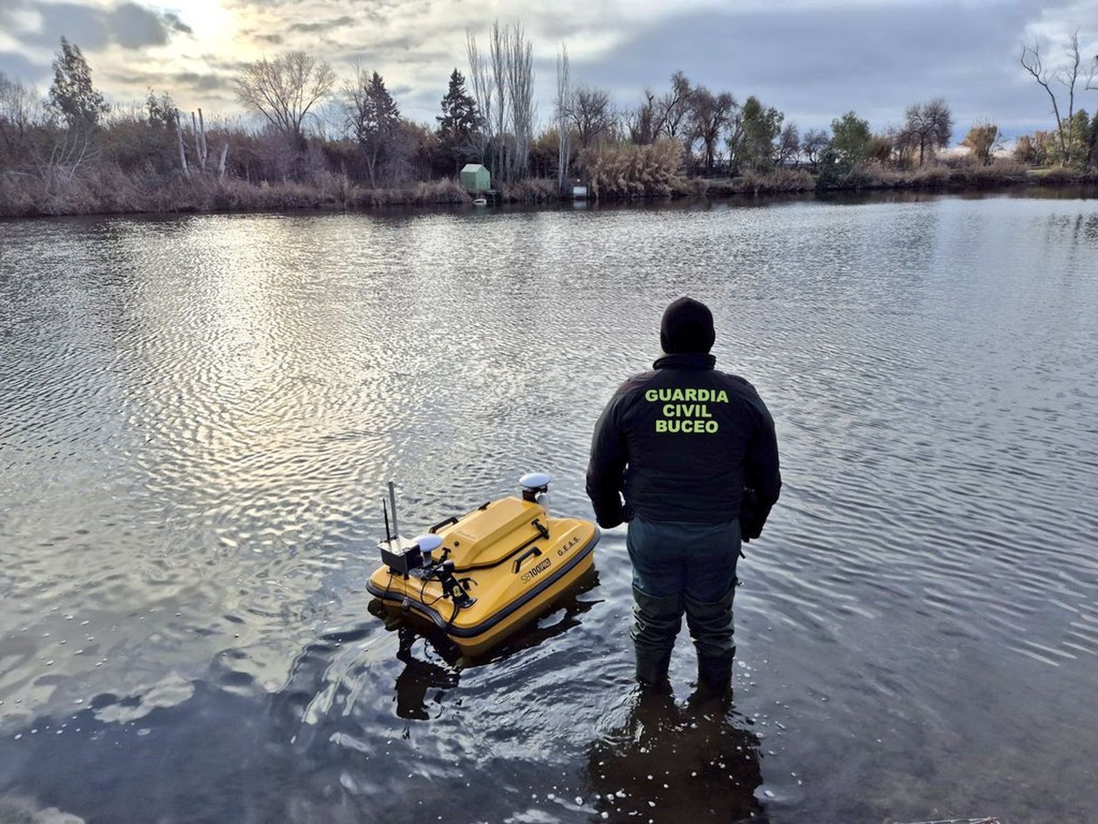Un miembro del GEAS de la Guardia Civil junto a un dron náutico en San Martín de la Vega