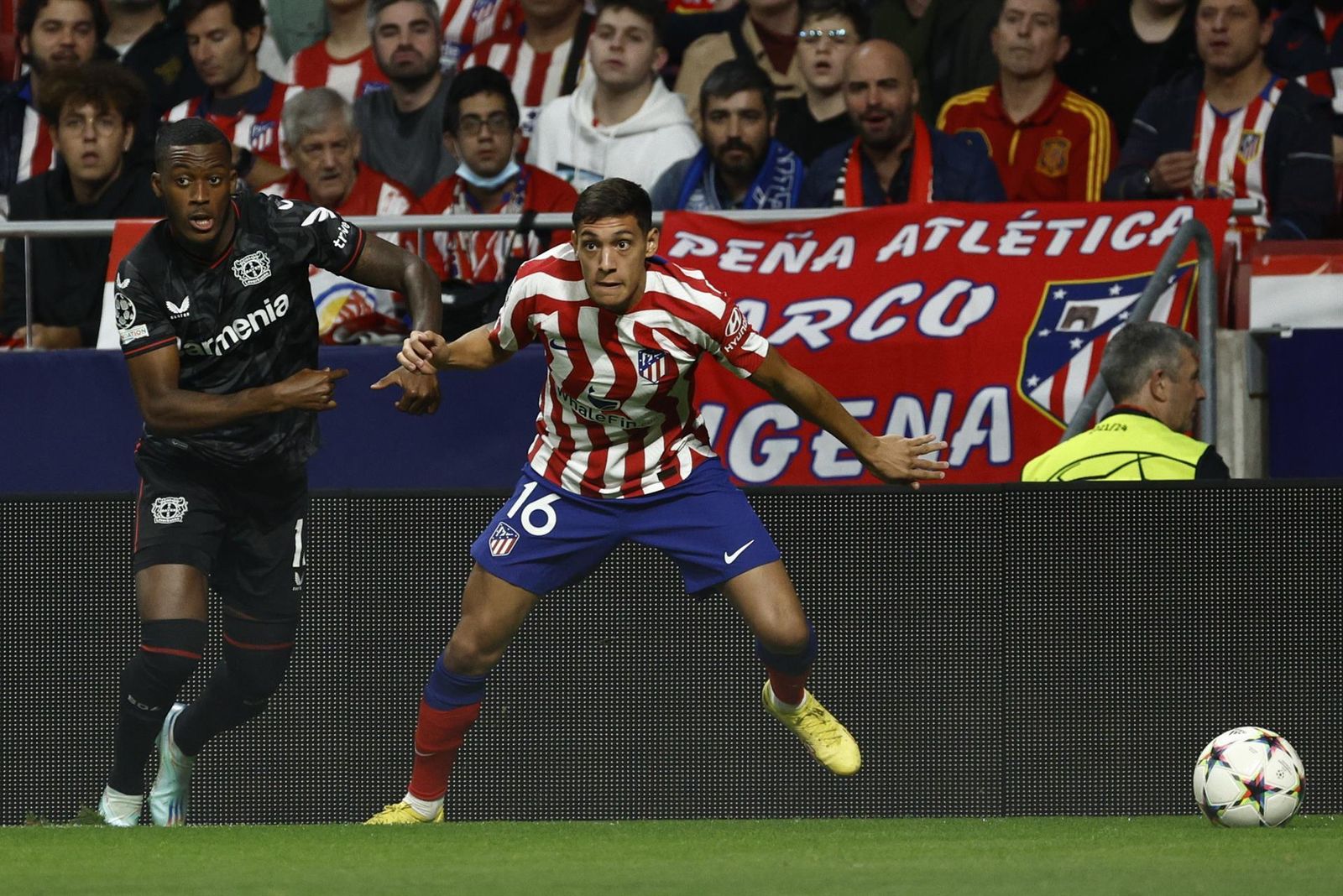 Nahuel Molina ante el Bayer Leverkusen