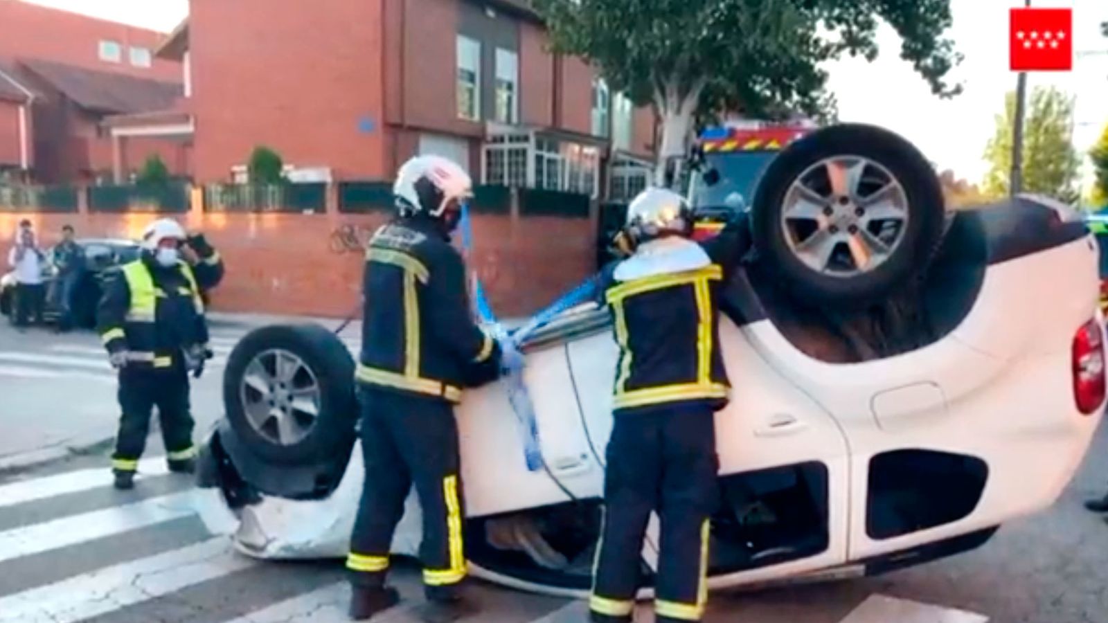 Bomberos de la Comunidad de Madrid retiran de la vía el coche siniestrado en Mejorada del Campo