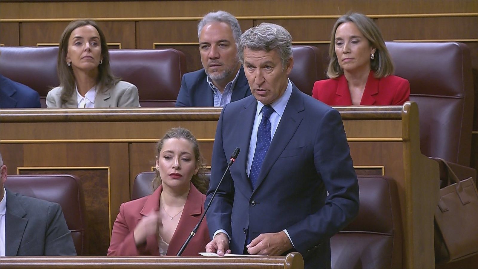 Feijóo dice que a Sánchez "solo le mueve el miedo" por la corrupción y el presidente presume de Gobierno "limpio"