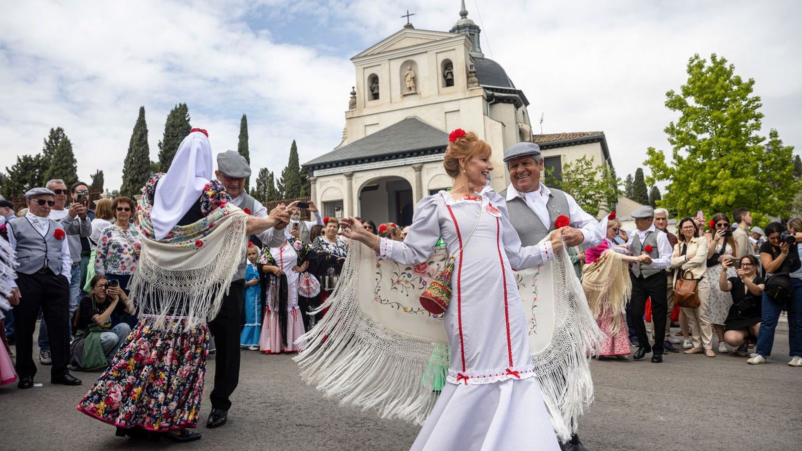 ¿Quieres un traje de chulapo o chulapa para San Isidro? Así te puedes descargar los patrones