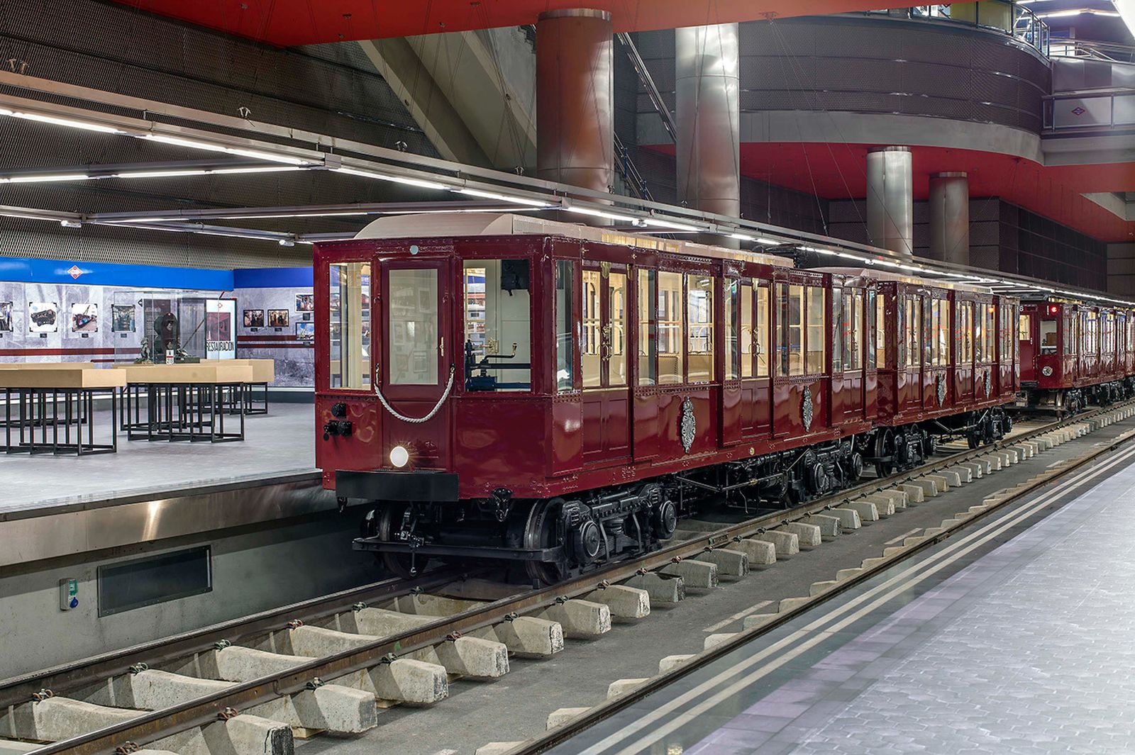 Uno de los primeros 'metros' expuesto en la estación de Chamartín