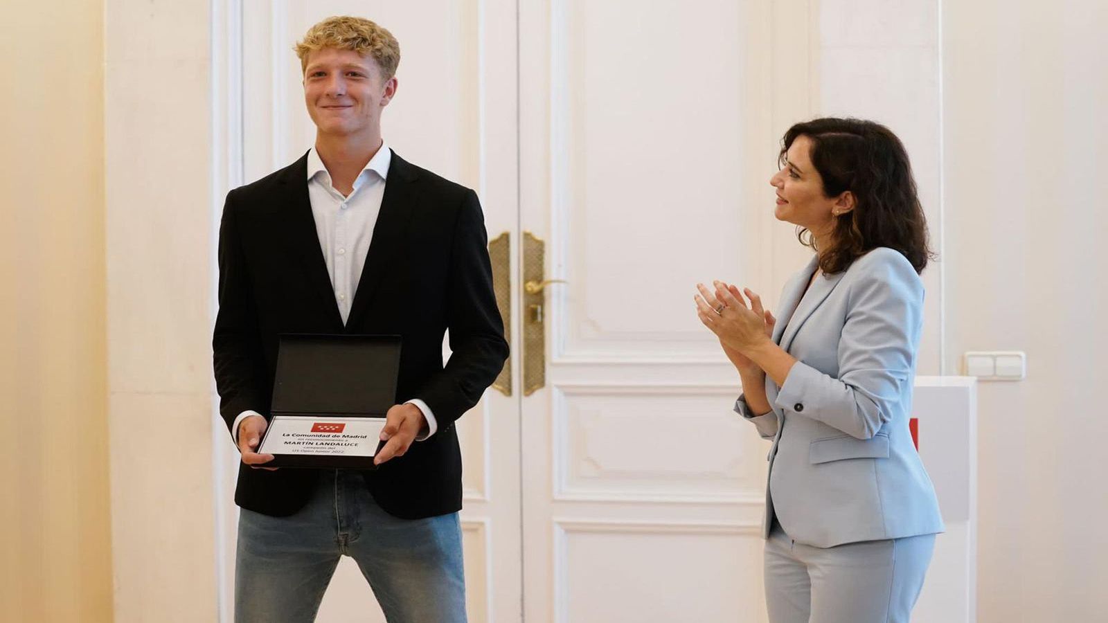Ayuso recibe a Martín Landaluce tras ganar el Open junior de tenis