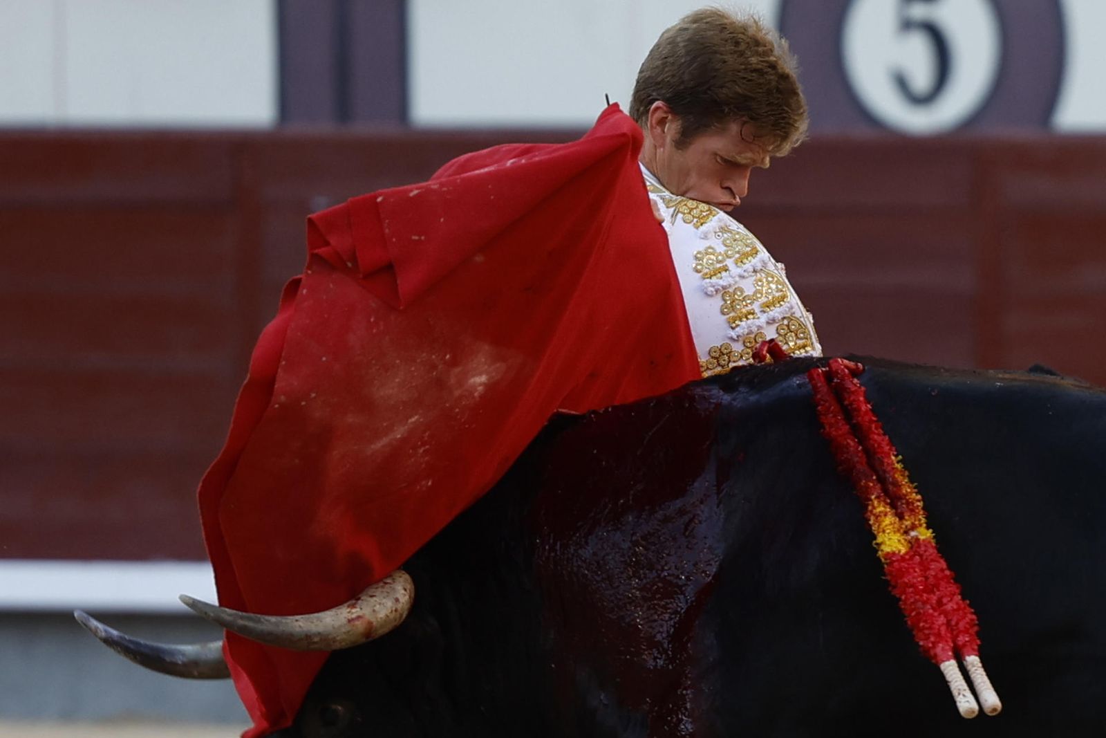 Faena de Borja Jiménez durante el festejo taurino In Memoriam de Ignacio Sánchez Mejías, este domingo en Las Ventas