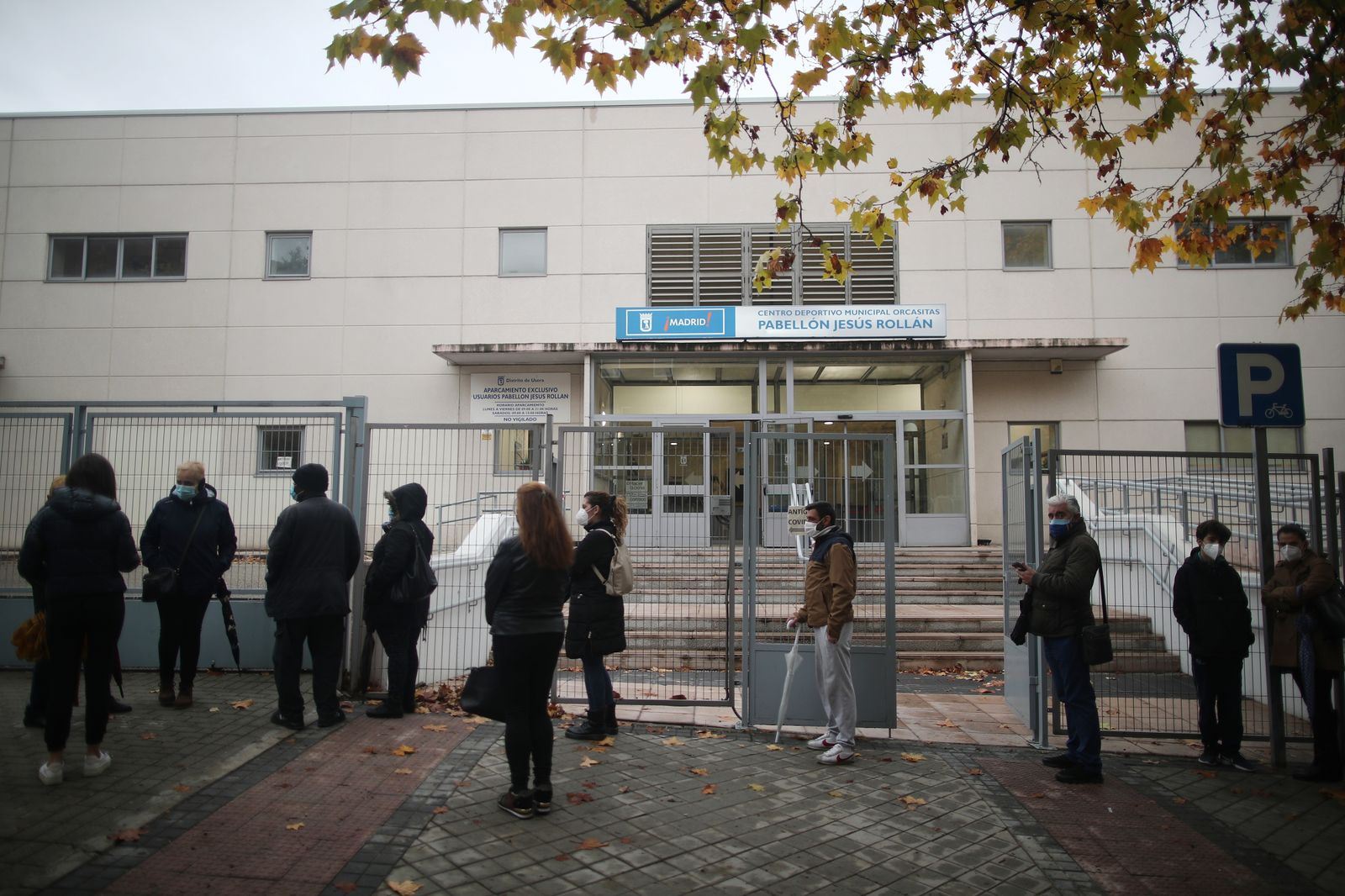 Un grupo de personas esperando para poder realizarse el test de antígenos