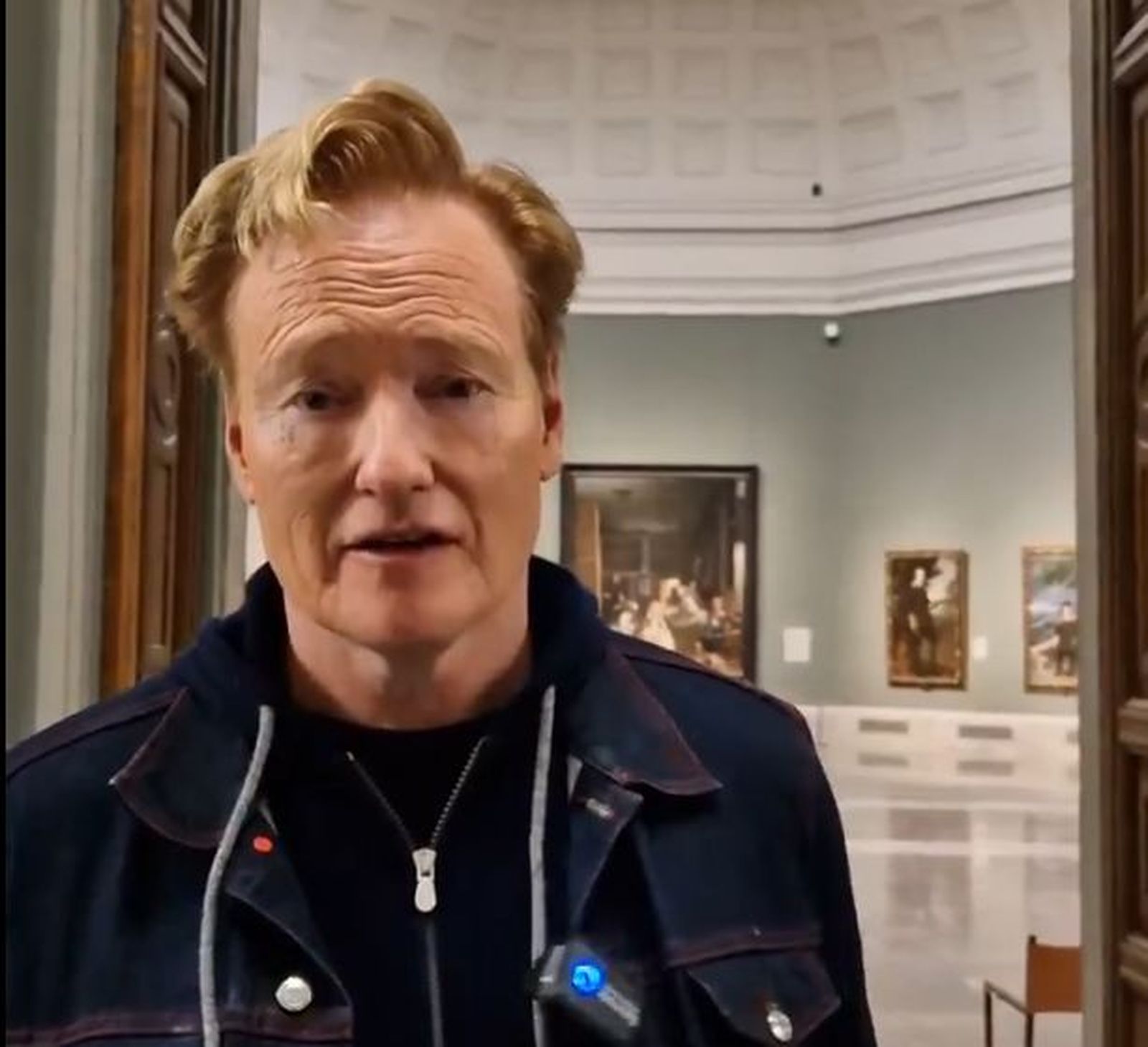 El cómico Conan O´Brien en el Museo del Prado