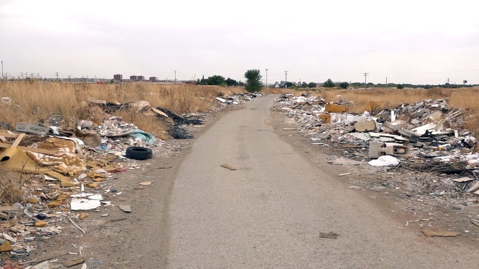 Kilómetros de vertedero ilegal en un polígono de Leganés