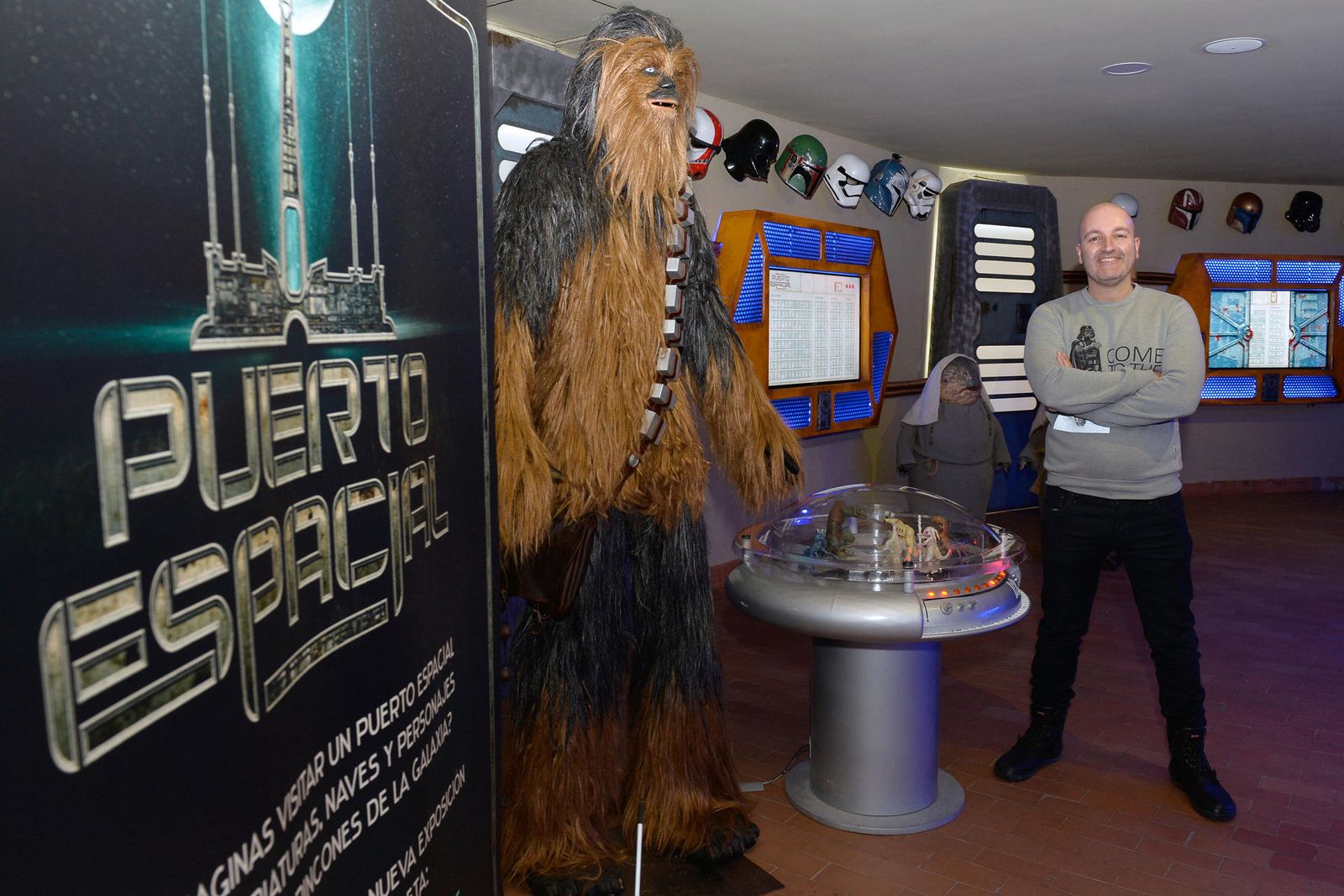 El escultor asturiano Juan Villa posa en una de las estancias de Puerto Espacial, una recreación del universo de Star Wars en la localidad vallisoletana de Valoria la Buena