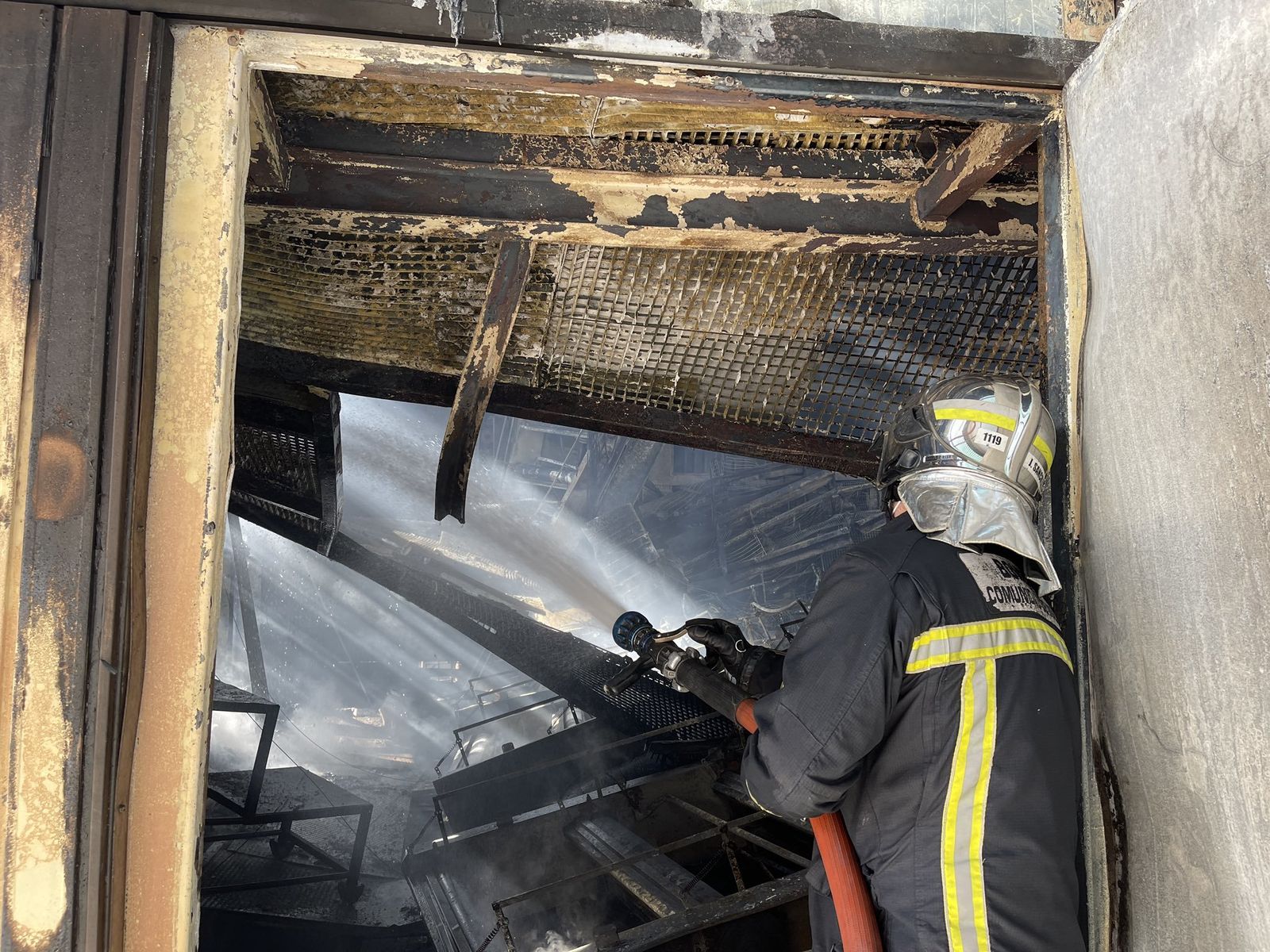 Extinción del fuego en una de las naves de la granja