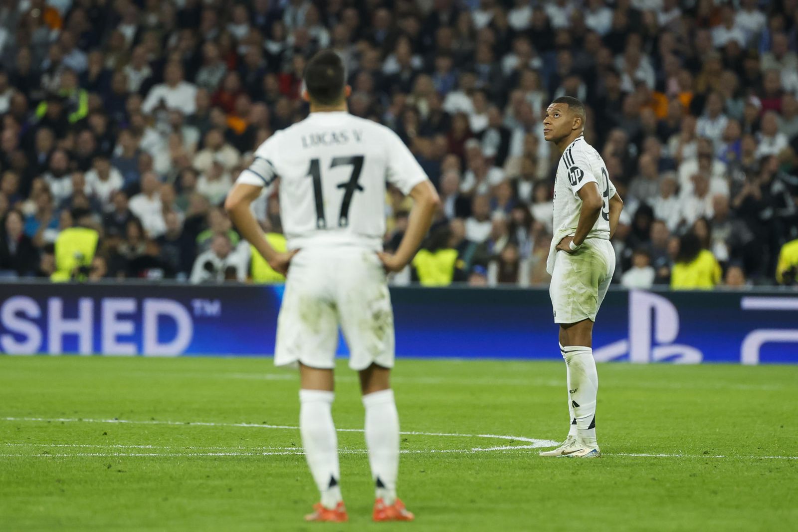 Los jugadores del Real Madrid tras el tercer gol del Milan