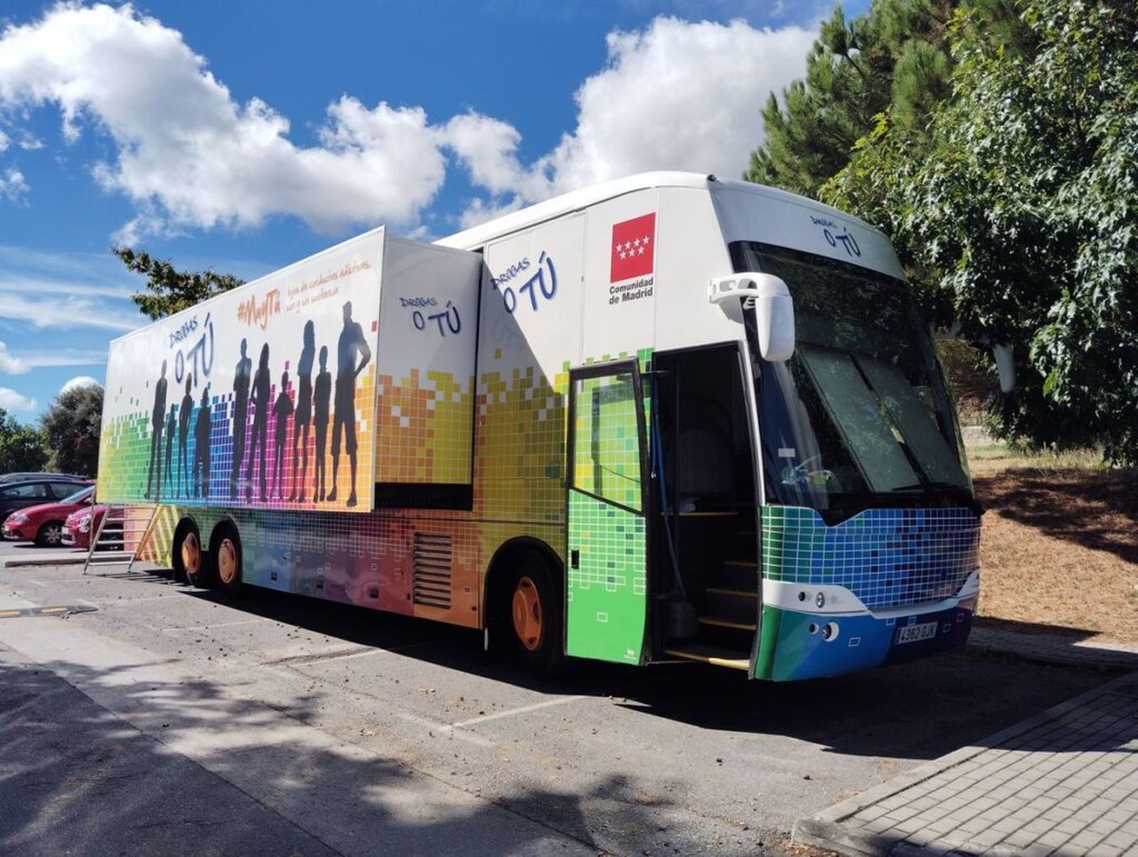 El autobús ‘Drogas o Tú’ hace parada en Móstoles para frenar las adicciones entre jóvenes