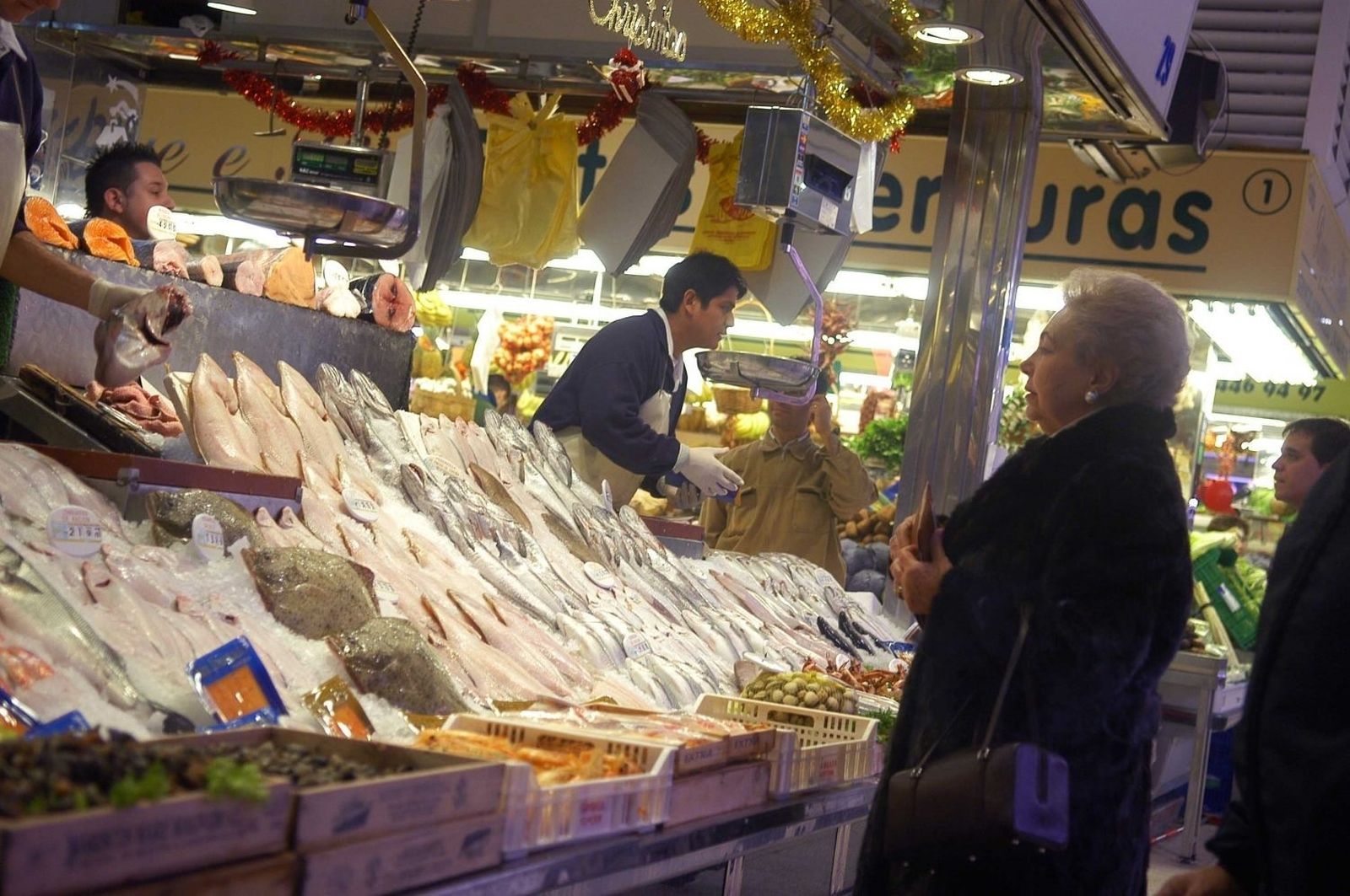 Imagen de un pequeño comercio de pescadería en Madrid