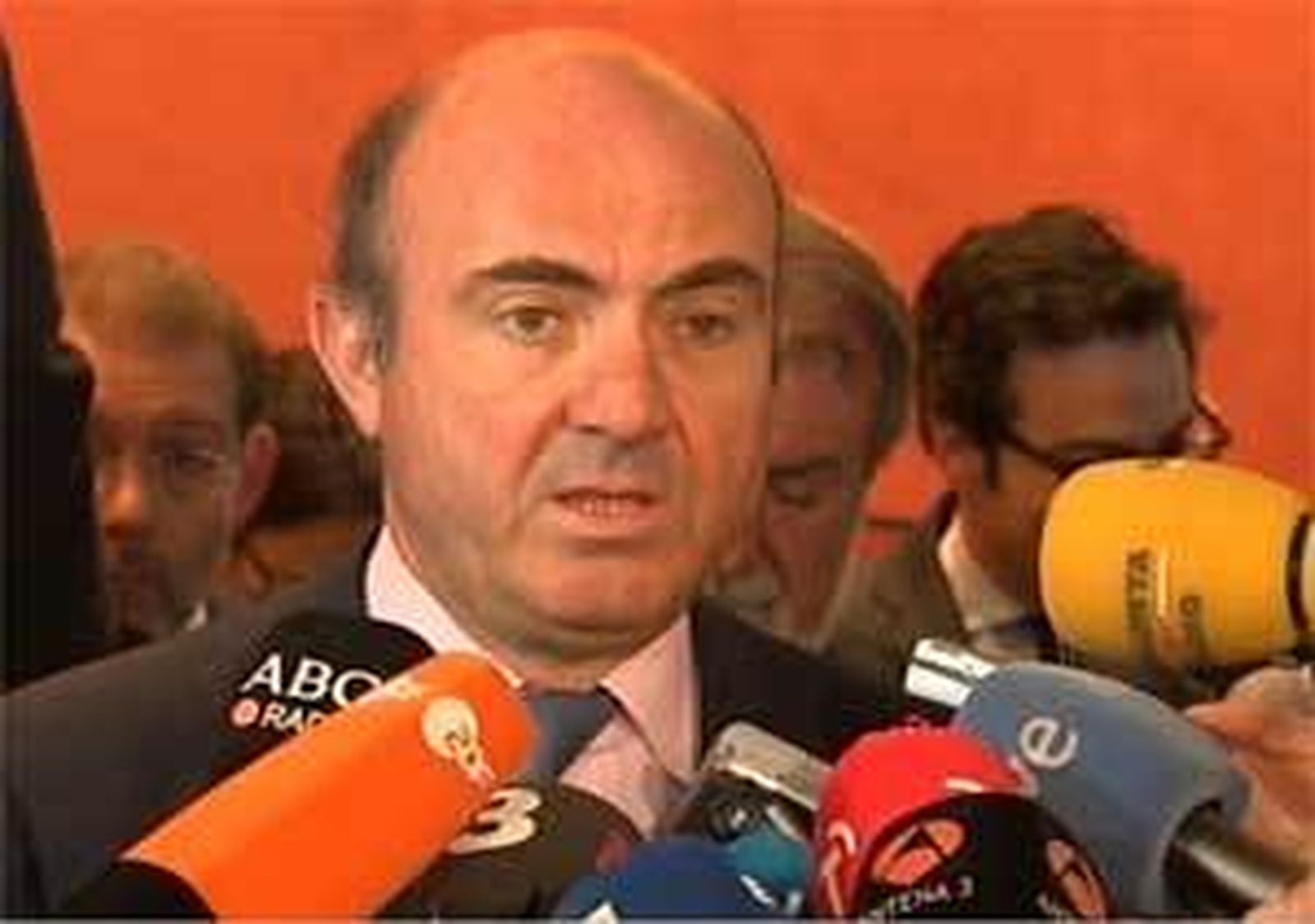 De Guindos rechaza que España planee solicitar el rescate para la banca