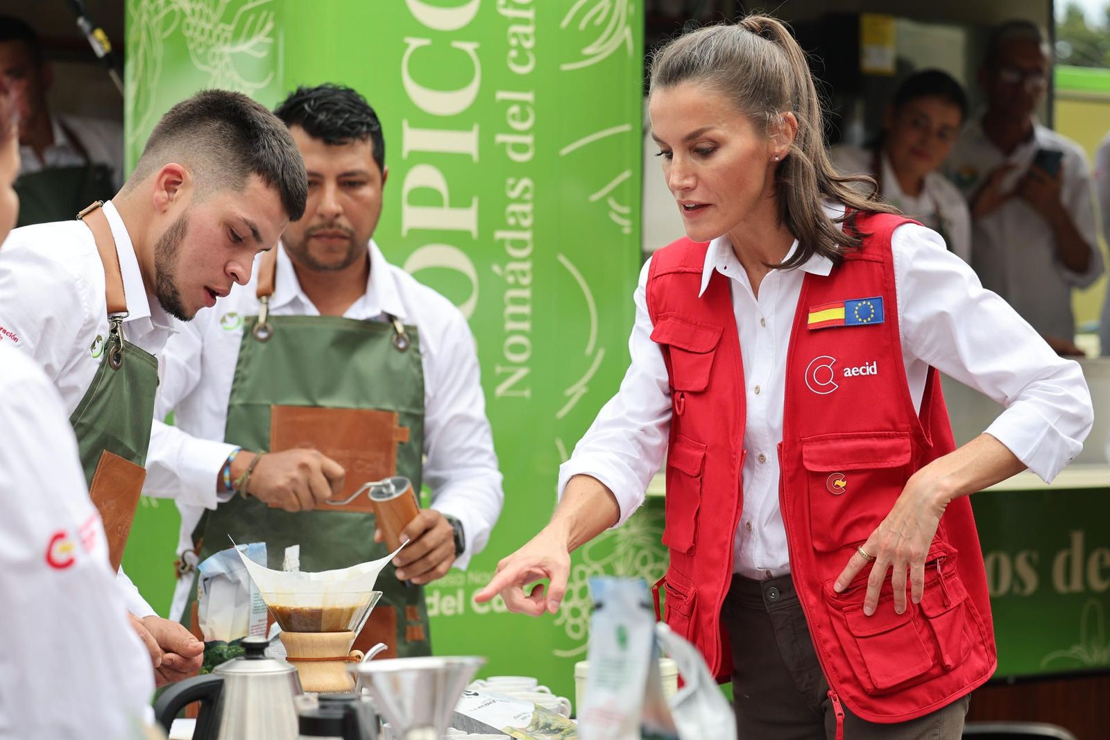La Reina Letizia visita a dos emprendedoras colombianas durante su viaje de cooperación