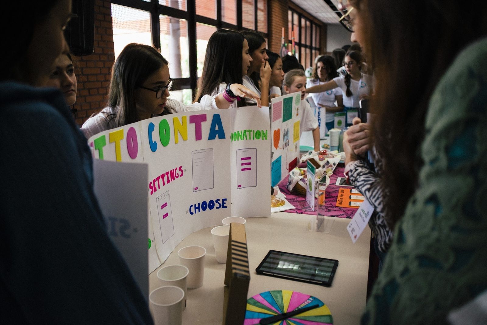 Varias chicas participan en un evento de #TechnovationGirlsMadrid 2023