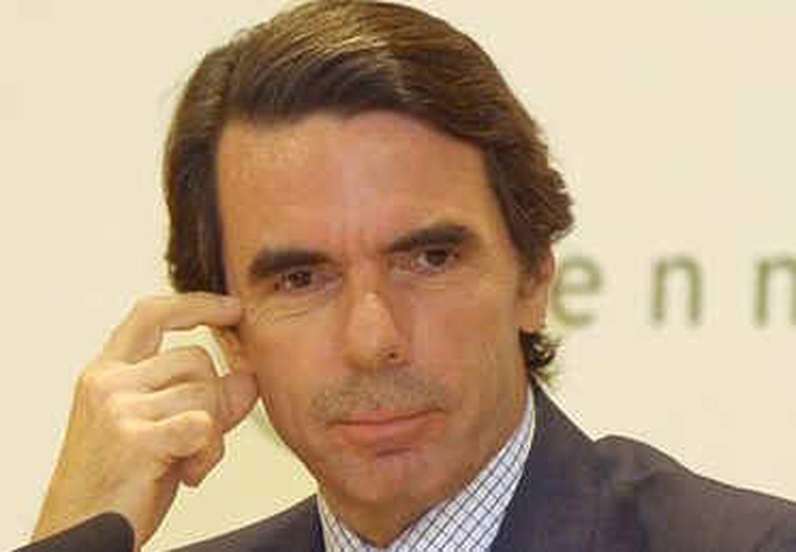 Aznar empieza el mitin acordándose de las víctimas
