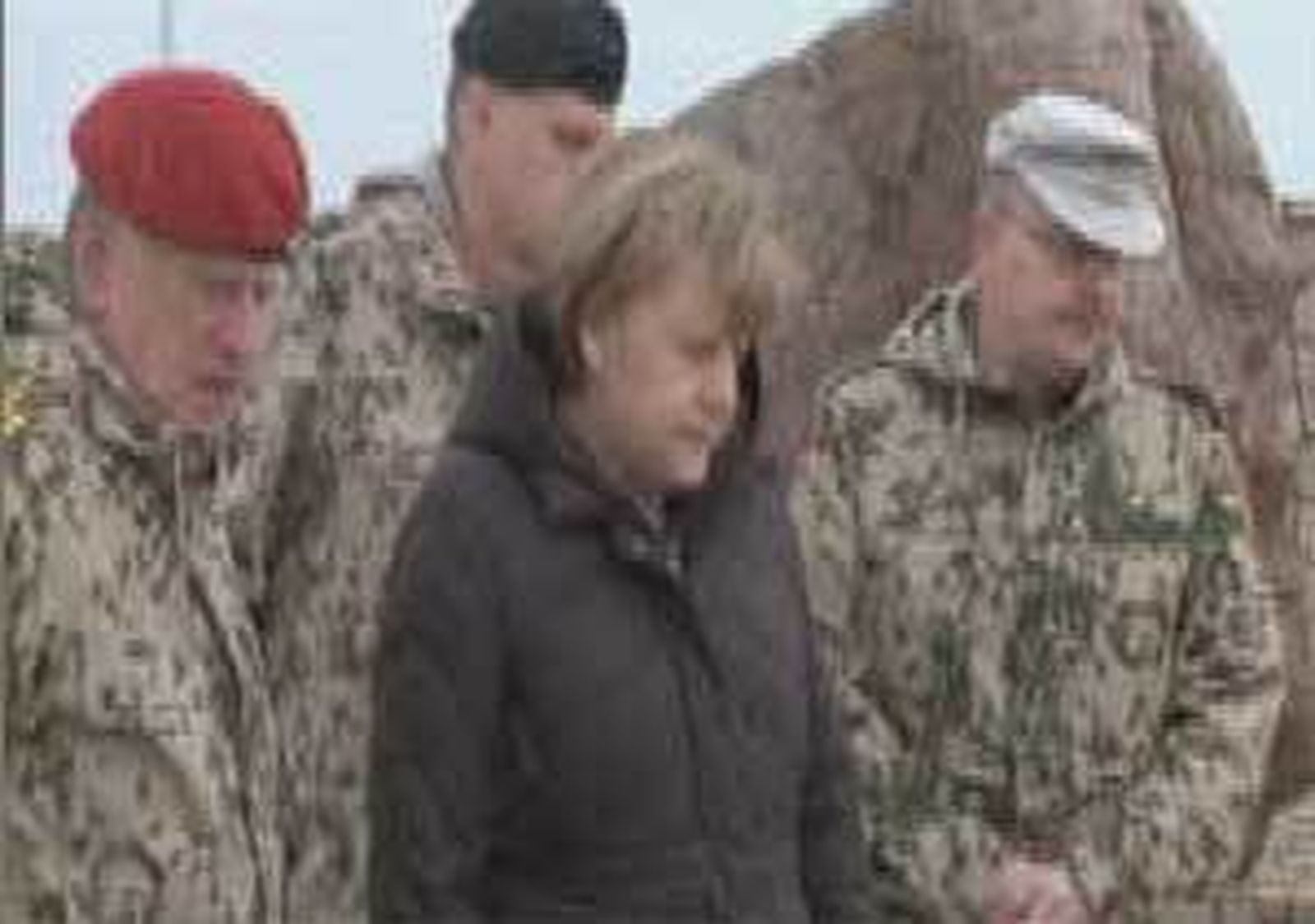 Merkel viaja por sorpresa a Afaganistán y pone en duda la retirada en 2014 de las tropas de la ISAF