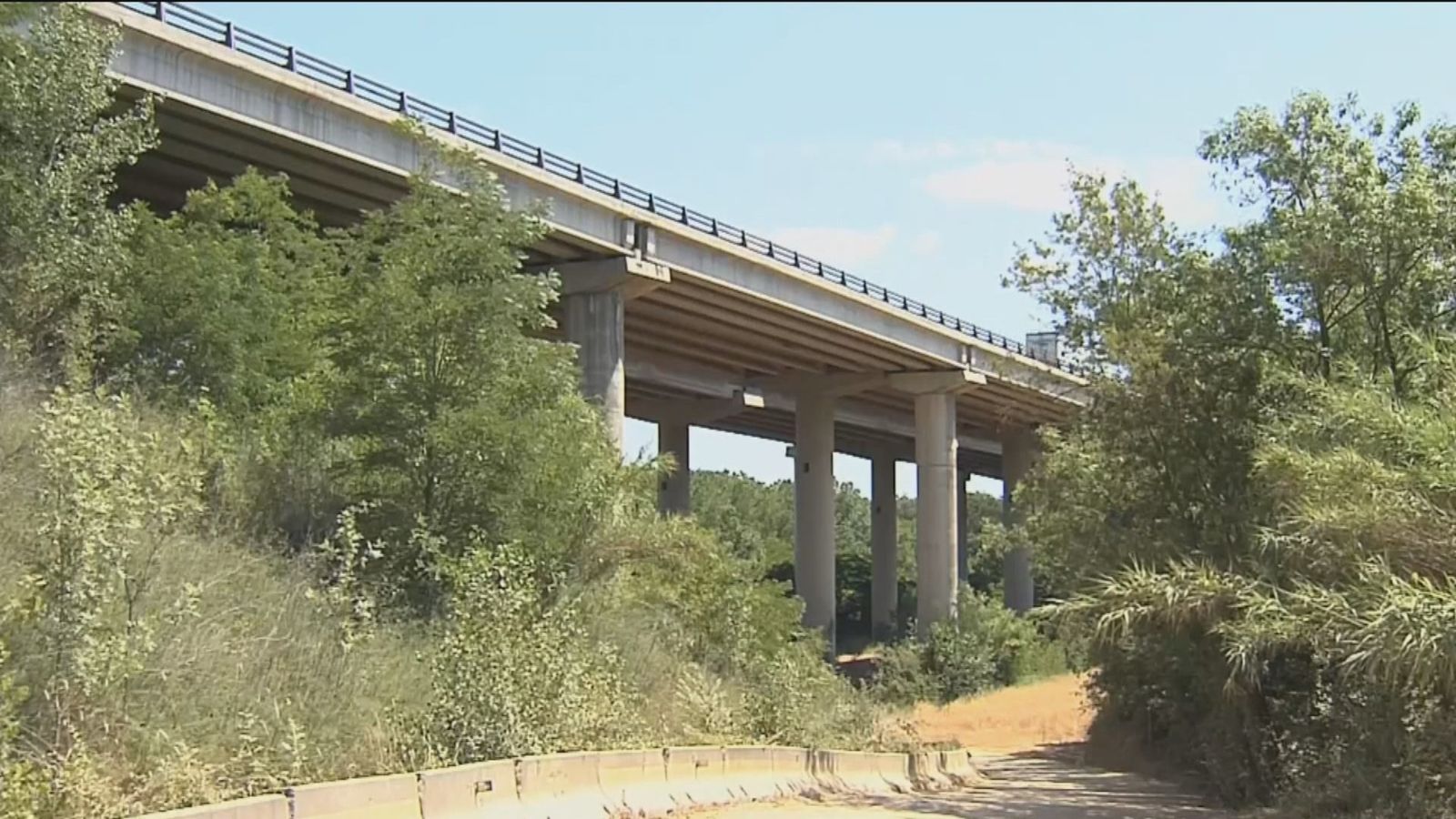 Dos hombres mueren al asaltar de un puente cuando eran perseguidos por Mossos d'Esquadra
