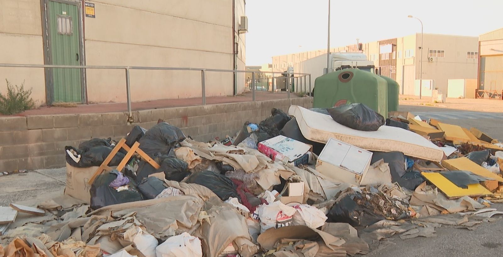 Polígono de Valdemoro convertido en un basurero
