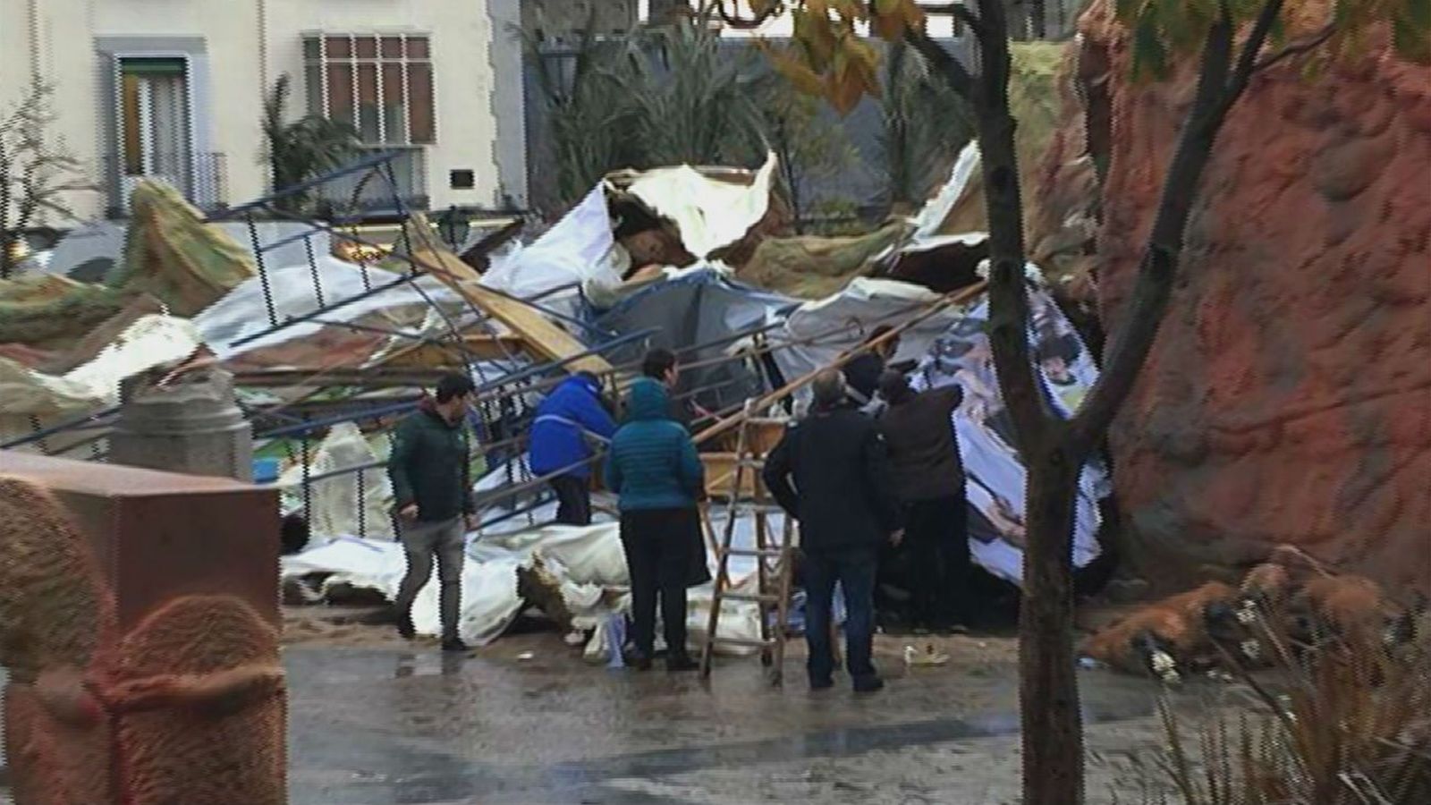 El Belén Monumental de San Lorenzo de El Escorial, destrozado por el viento