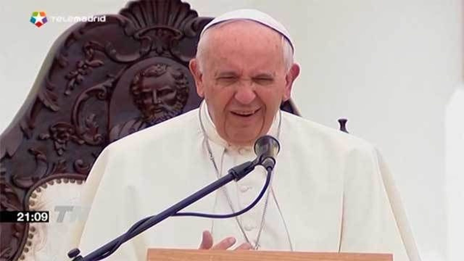 El papa insta al clero a no olvidar que deben servir