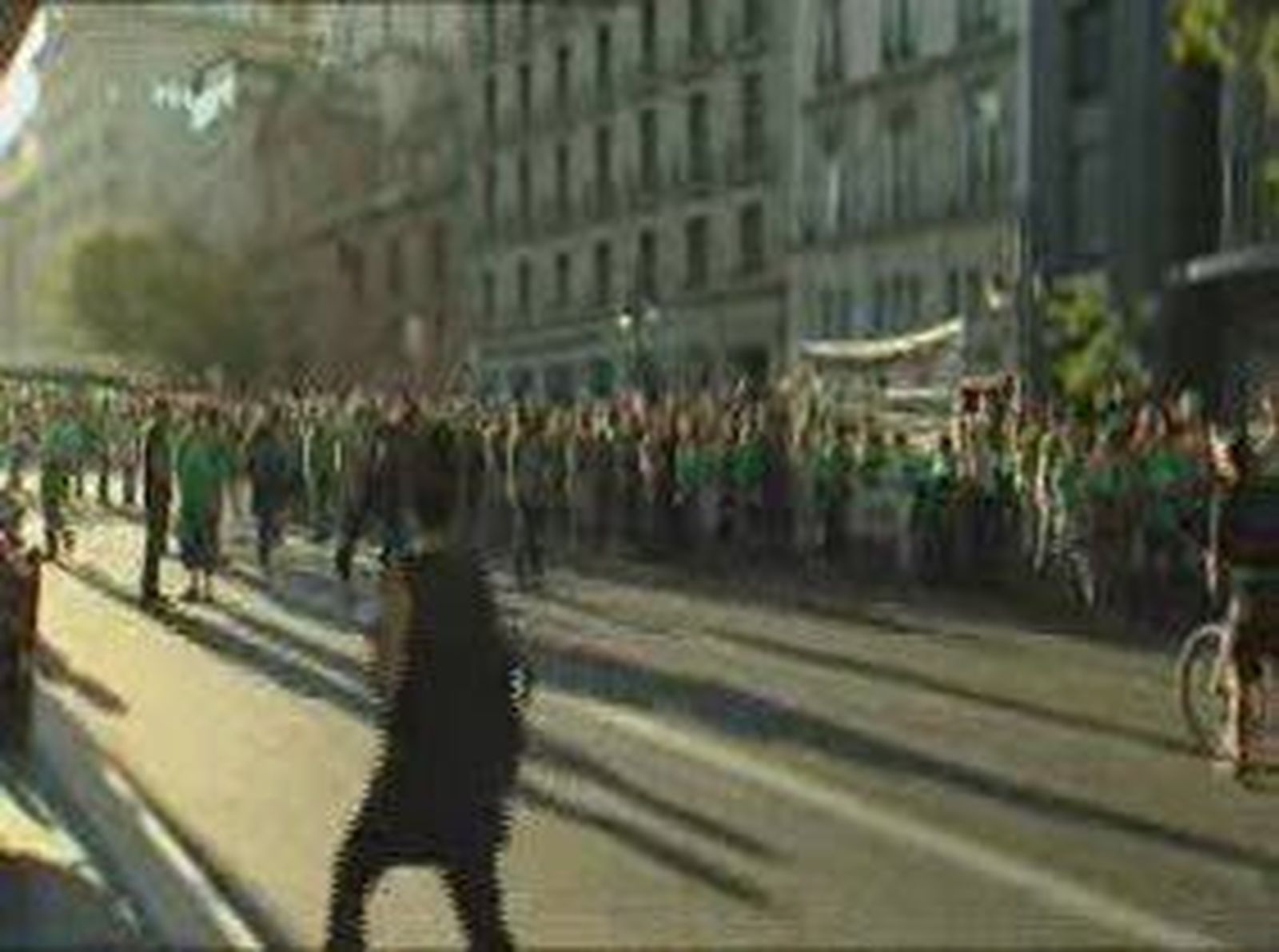 La Policía impide la cadena humana ante Educación mientras 200 manifestantes cortan la calle Alcalá