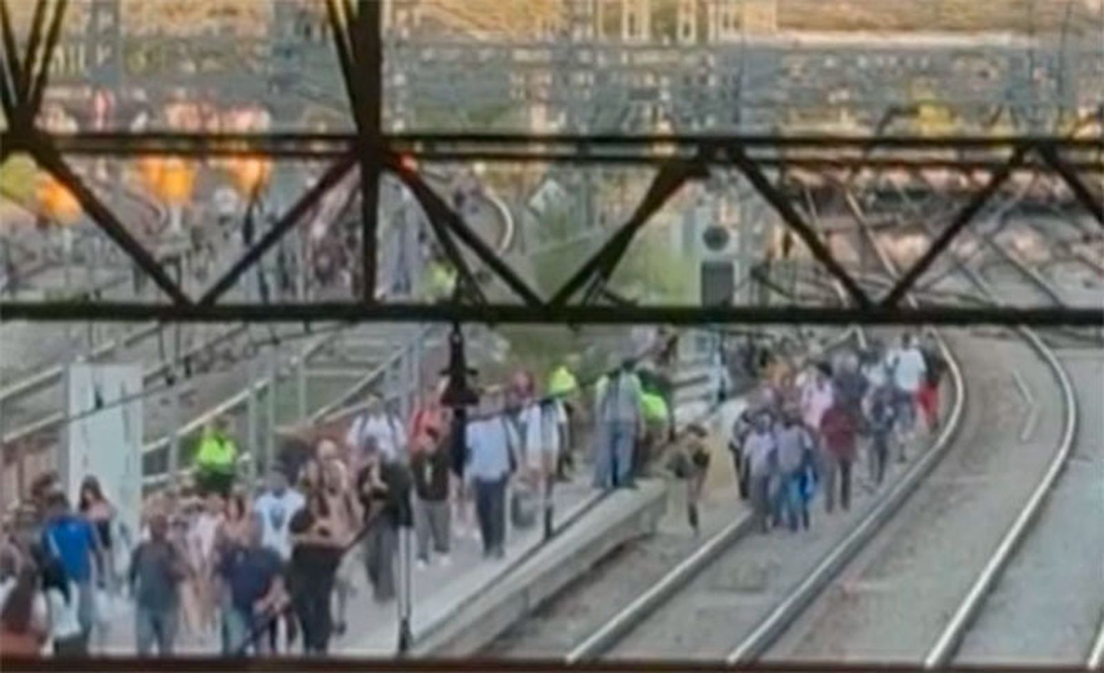 Pasajeros de Cercanías ocupan las vías cercanas a Atocha tras una avería en varias líneas