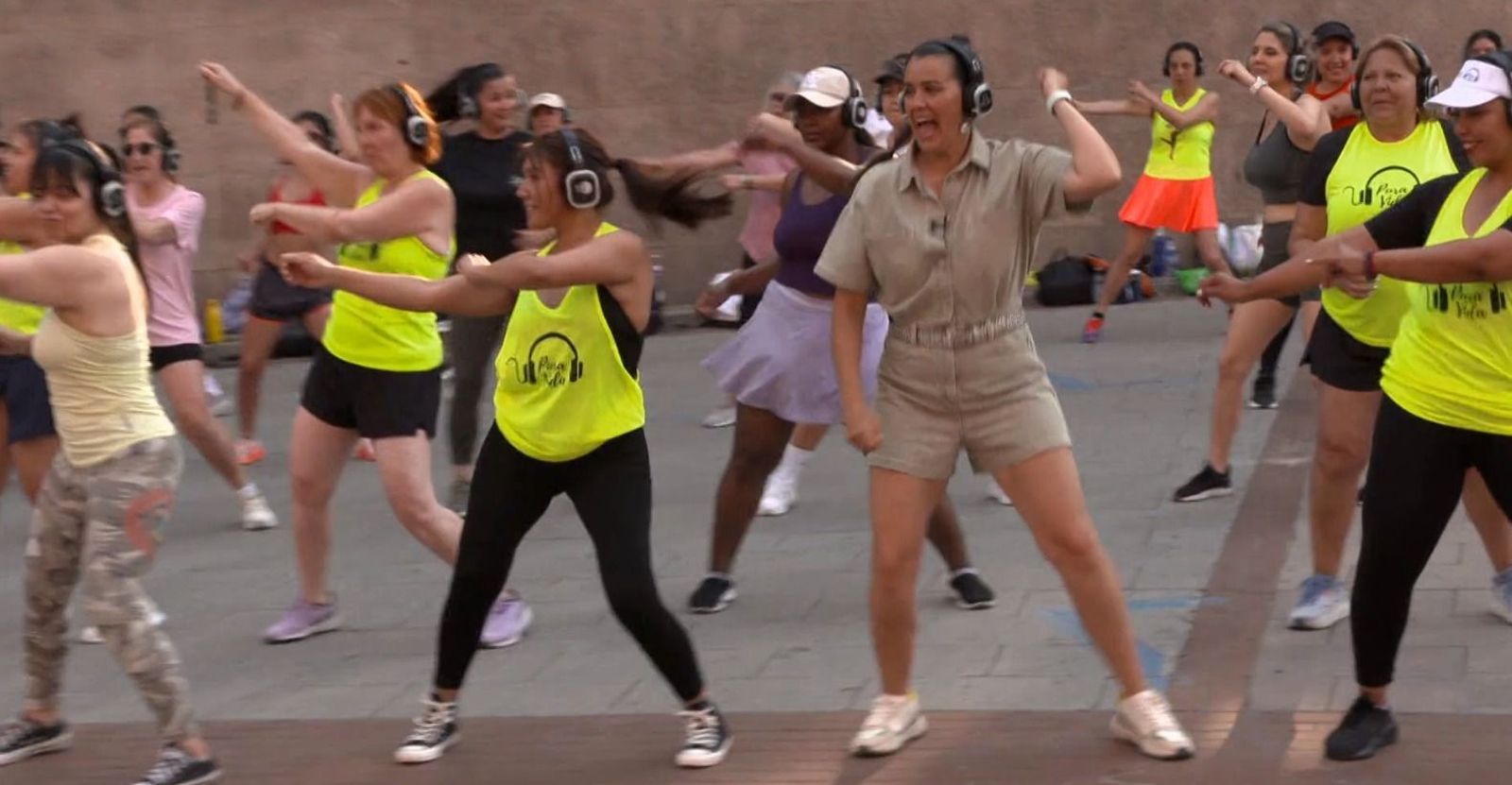 La 'Potra Salvaje' participa junto a decenas de personas en una sesión de 'Silent disco'