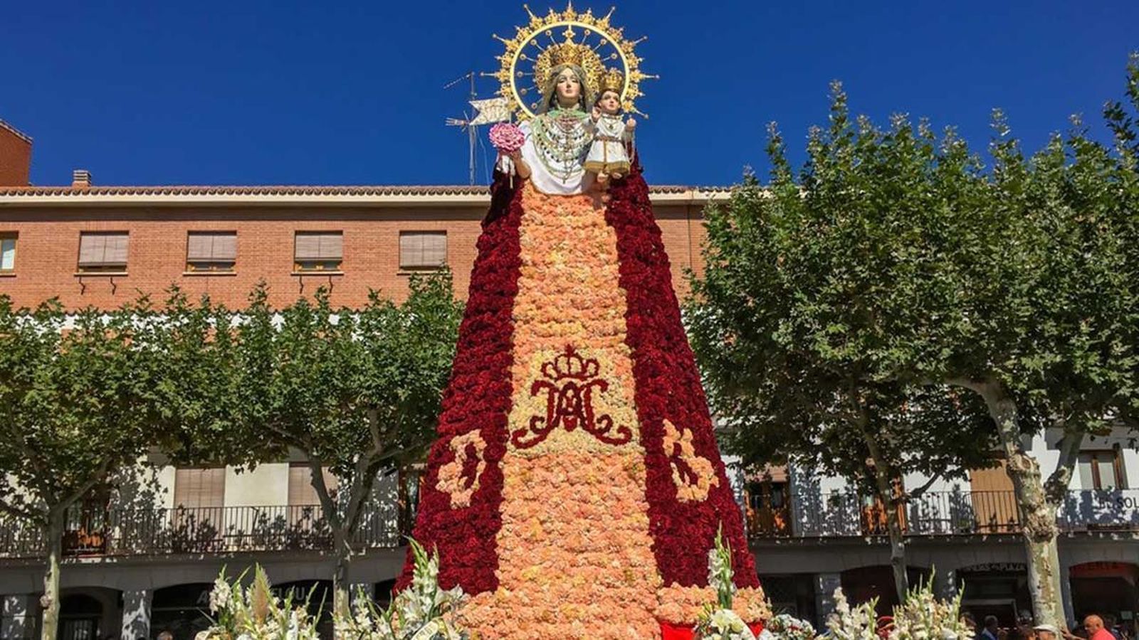 Ofrenda floral en homenaje a la Virgen del Rosario de Torrejón