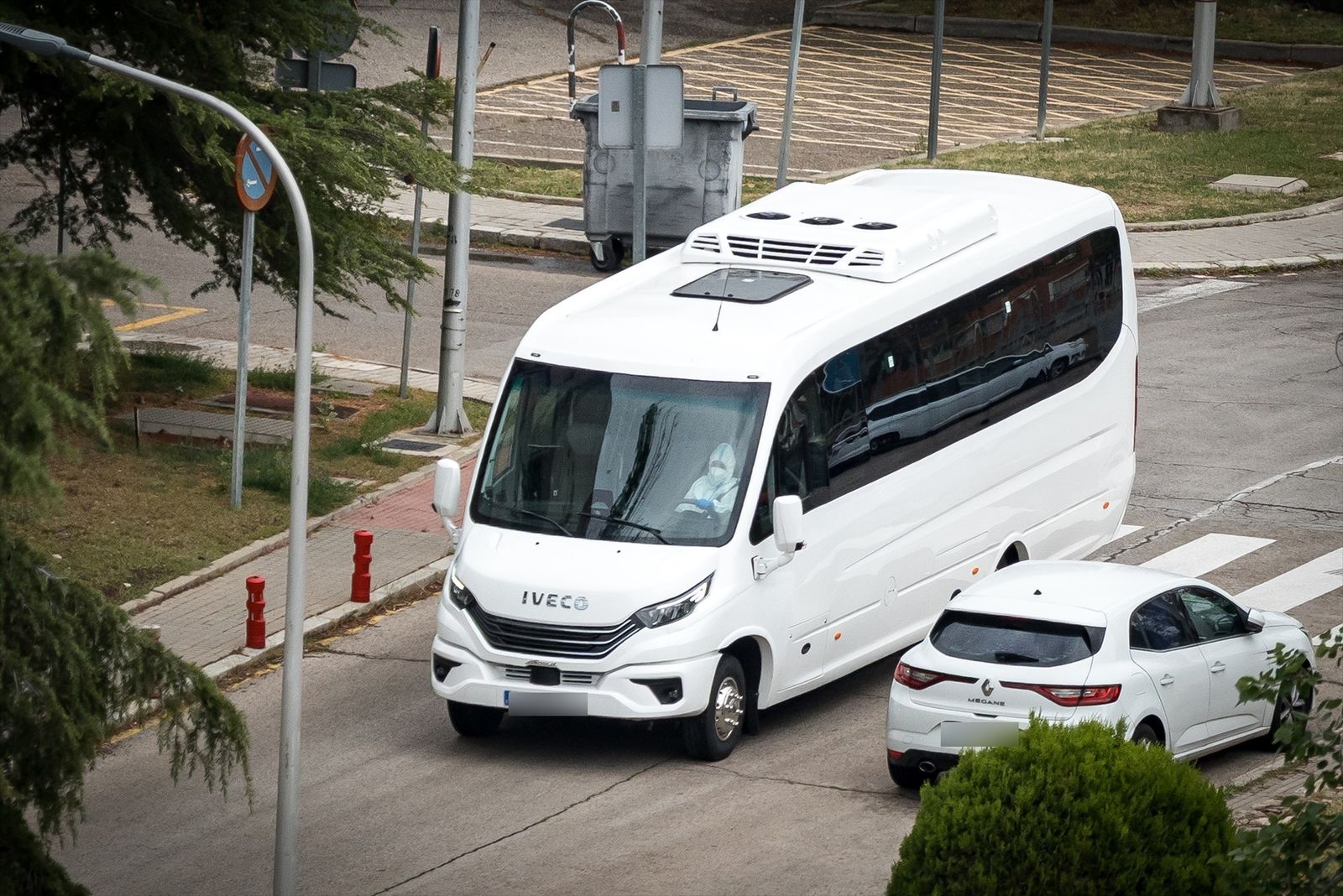 Autobús en la entrada del Hospital Gómez Ulla con los  14 pasajeros
