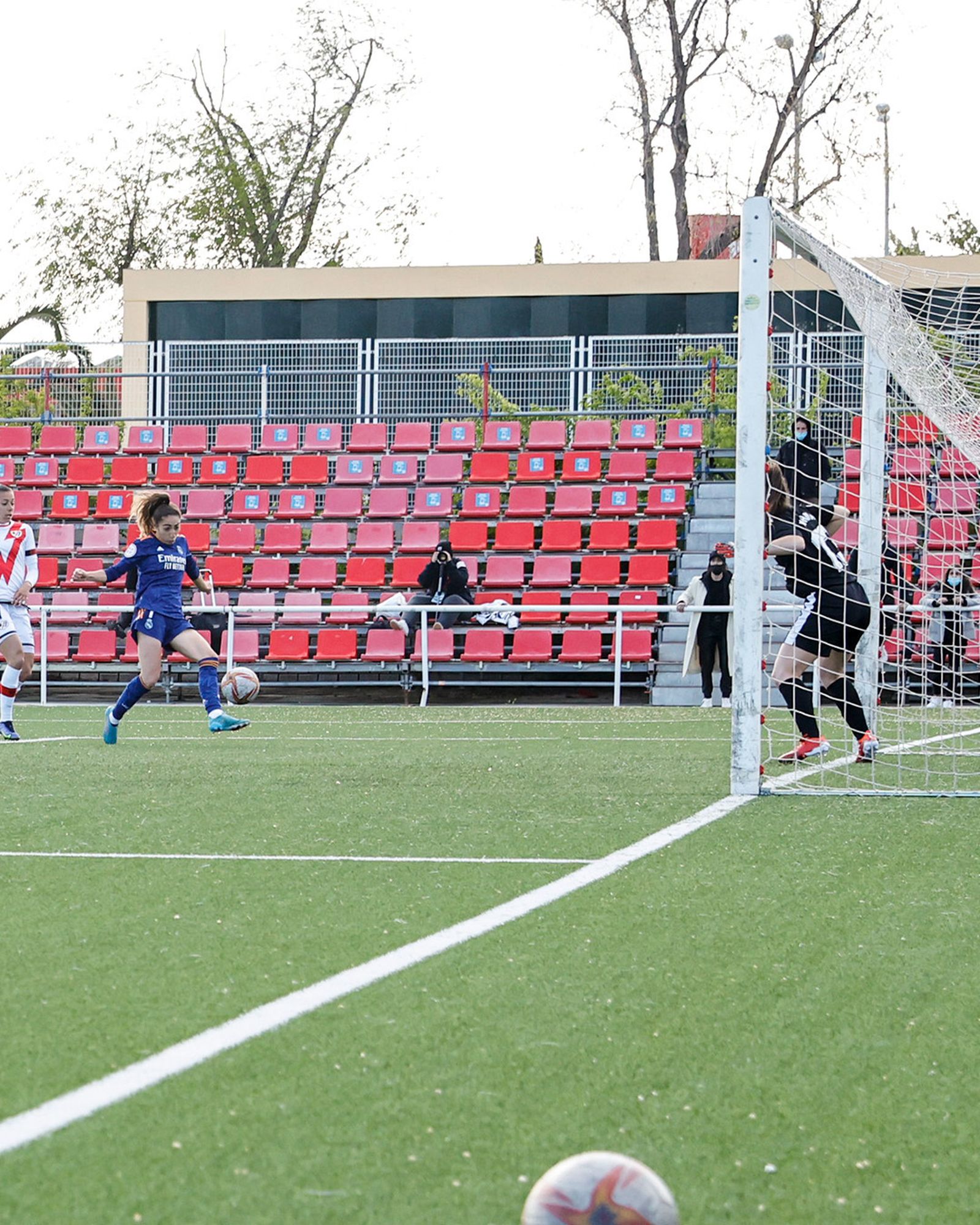 Olga Carmona ante la portera del Rayo Vallecano