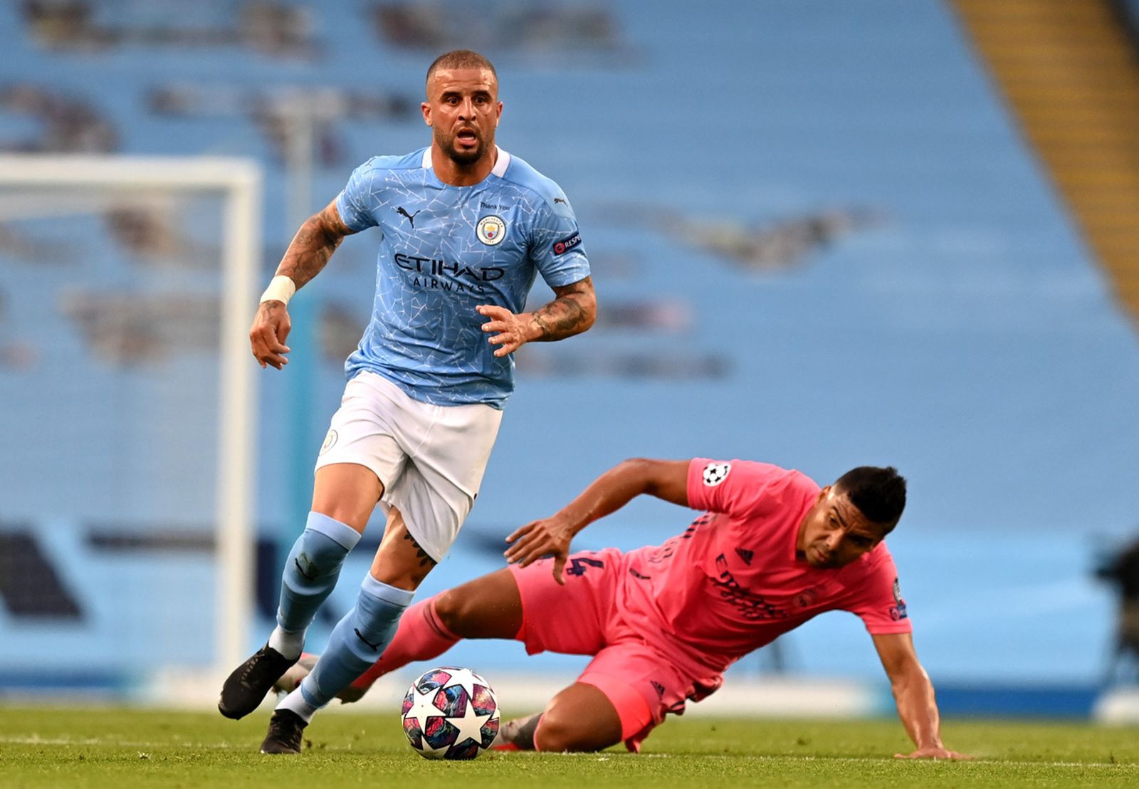 Kyle Walker supera a Casemiro en una acción del encuentro
