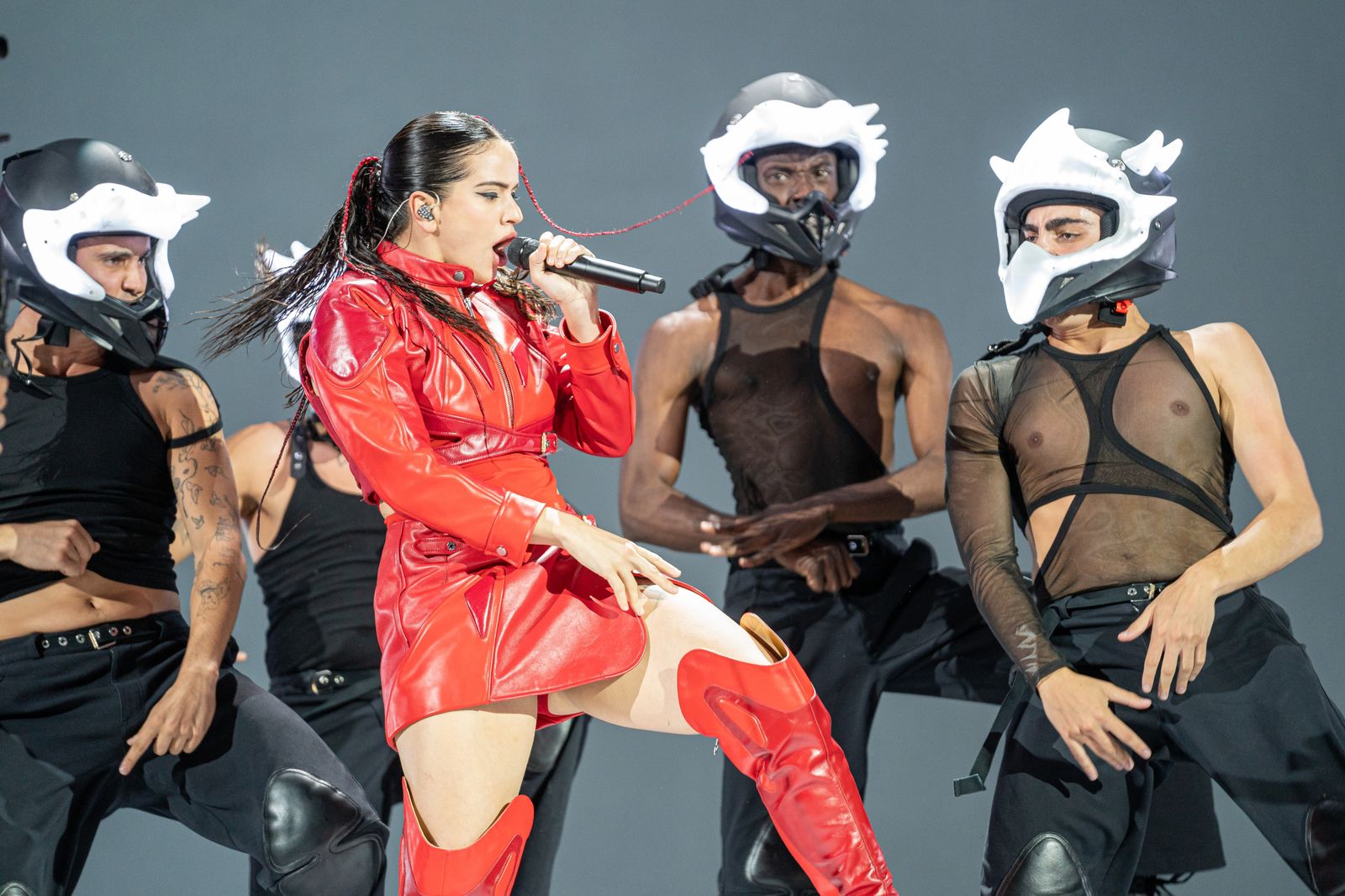 Rosalía durante un concierto en el Palau Sant Jordi en Barcelona