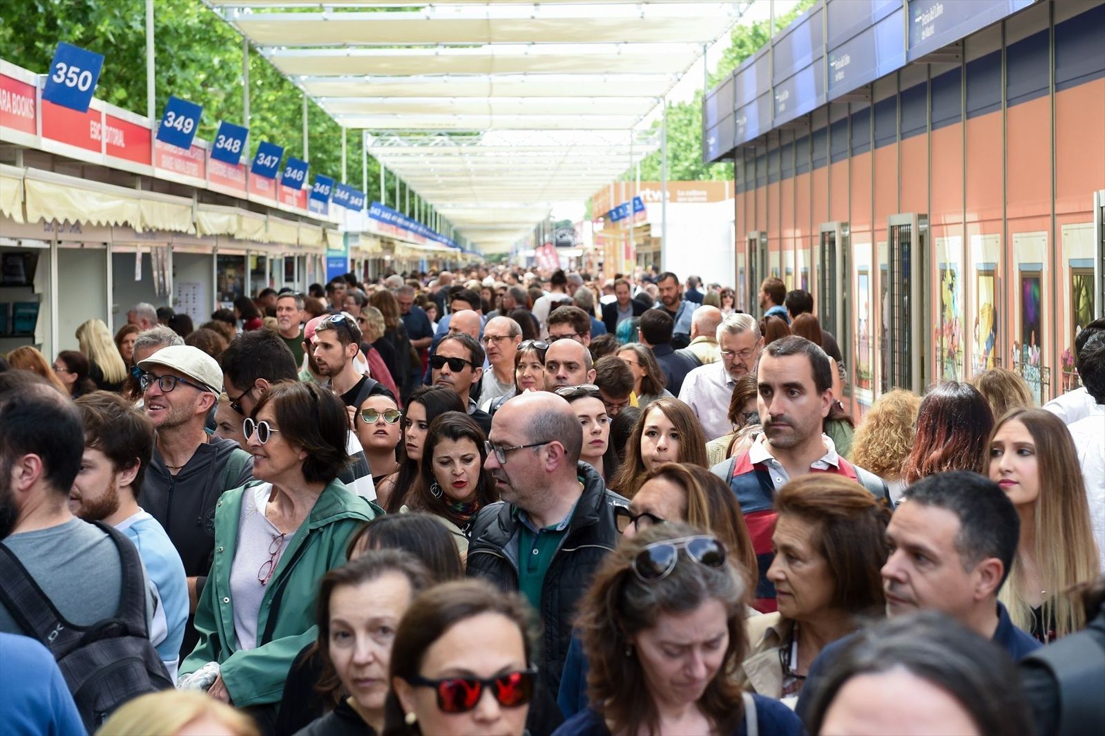 Optimismo en la Feria del Libro de Madrid pese a las nubes