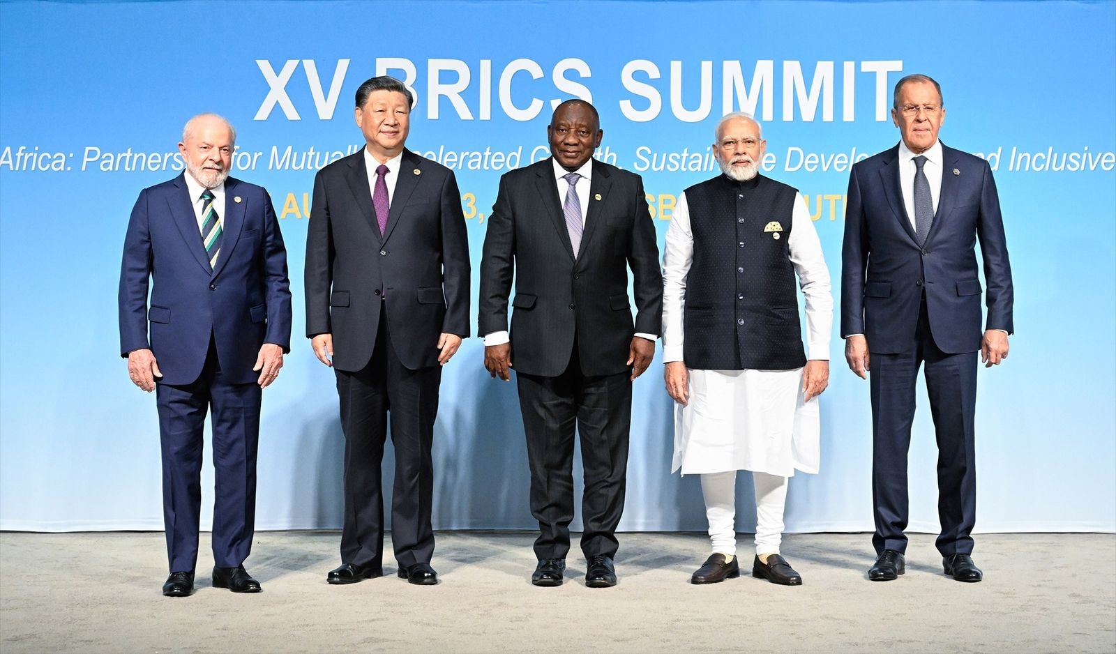 El presidente chino Xi Jinping, el presidente sudafricano Cyril Ramaphosa, el presidente brasileño Luiz Inácio Lula da Silva, el primer ministro indio Narendra Modi y el ministro de Asuntos Exteriores ruso Sergei Lavrov posan para una fotografía de grupo durante la 15ª Cumbre de los BRICS en Johannesburgo, Sudáfrica, el 23 de agosto. 2023.