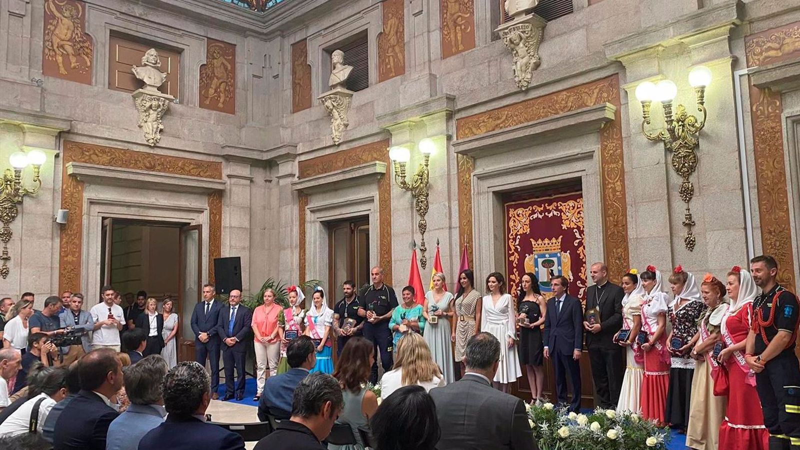 El bombero atropellado recibe una distinción de sus compañeros en La Paloma